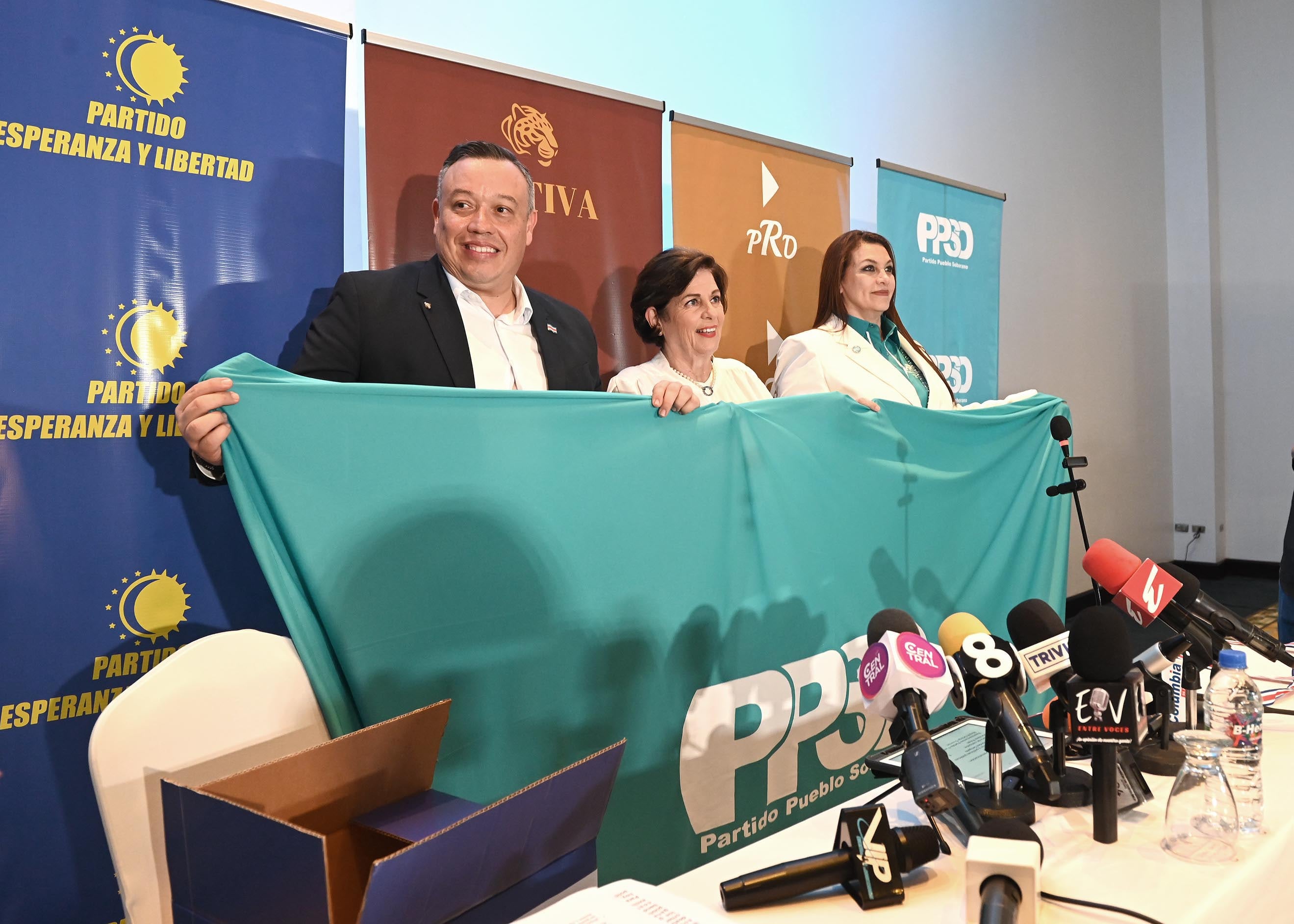 12 de julio del 2025. Parque Morazán. San José. 09:00 hrs. Anuncio oficial del partido político con el que participará el movimiento de Rodrigo Cháves en las próximas elecciones nacionales en febrero del 2026. En la foto:  Pilar Cisneros anuncia que el partido Pueblo Soberano representará a Rodrigo Cháves en las próximas elecciones. Foto: Albert Marín.