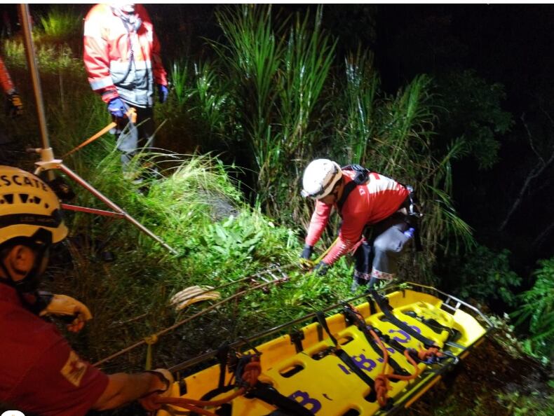 Rescate de familia en río en Turrialba