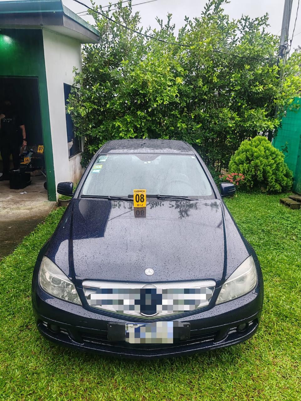 Dos mujeres y un hombre son sospechosos de conformar una banda dedicada al robo de carros mediante el bajonazo; también se les investiga por privación de libertad y abuso sexual. Foto: OIJ