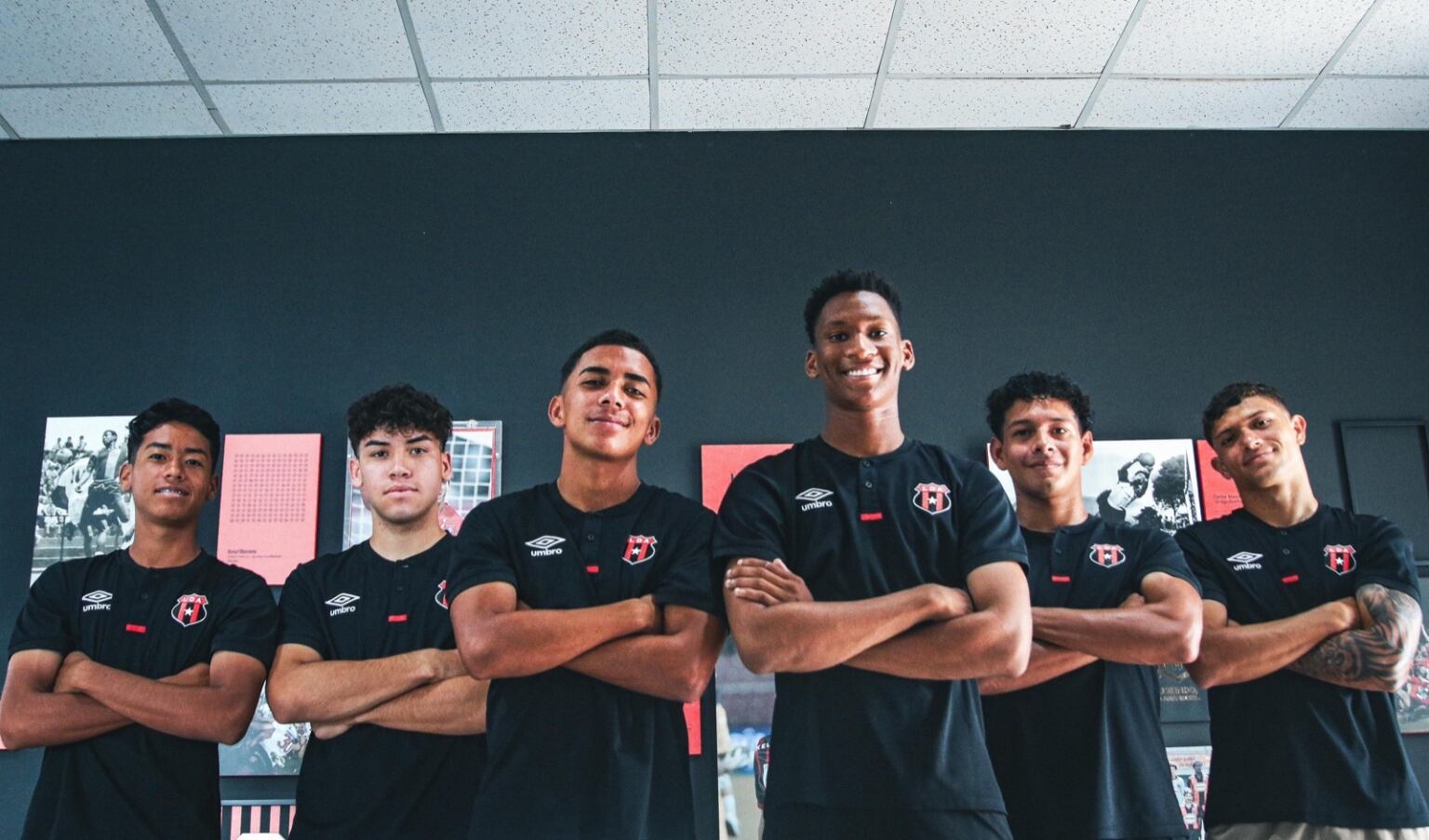 Anthony Hernández y seis jugadores de divisiones menores de Alajuelense, recibieron su bachillerato este jueves. Foto: Prensa LDA