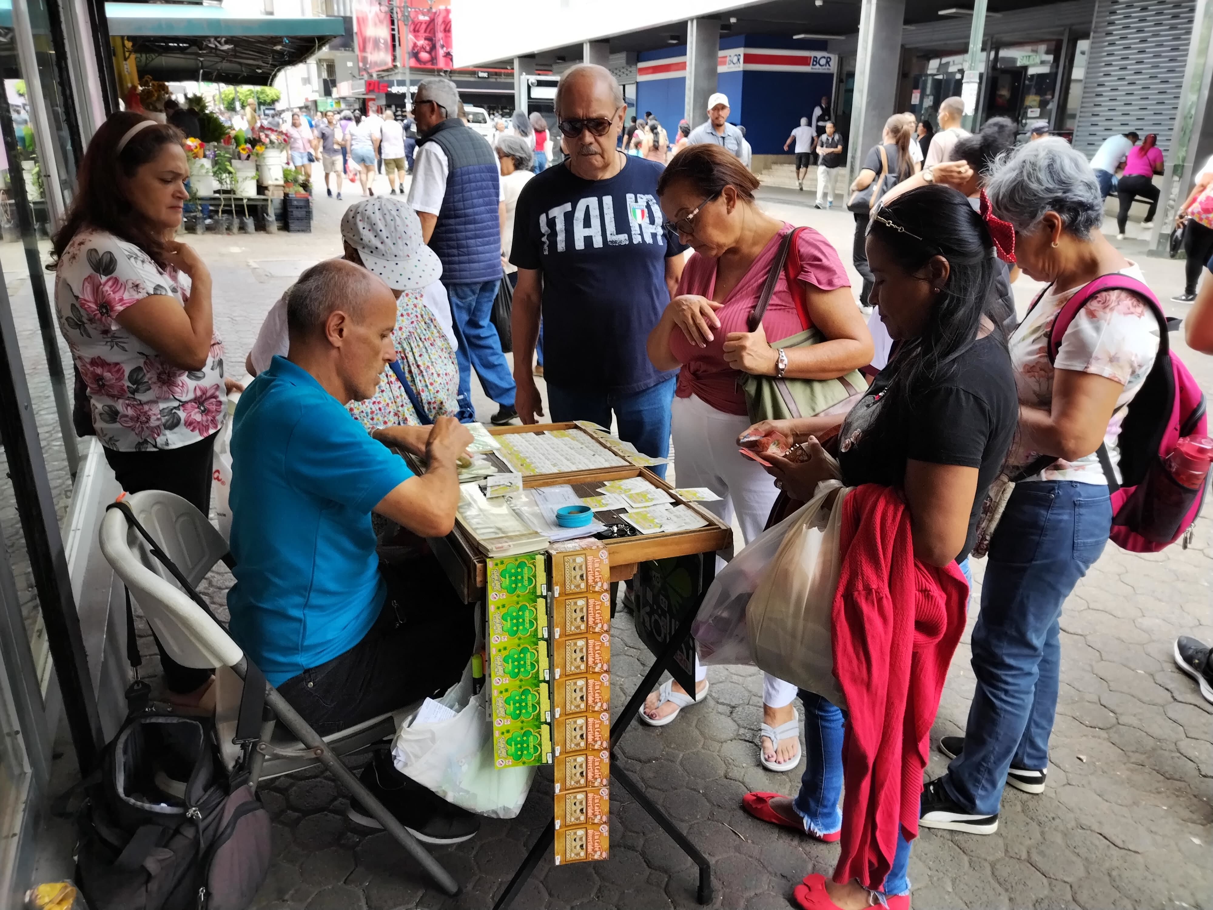 Saprissa ganó el título 40 el domingo 26 de mayo del 2024 y eso disparó el agüizote de comprar el 40 y 04 en chances y lotería. En la foto el chancero Errol Vásquez.