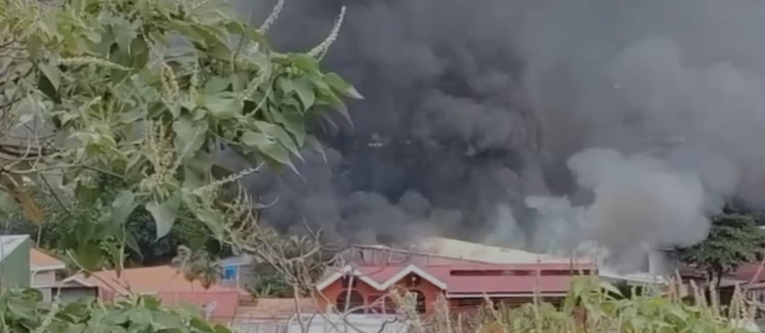 Un incendio arrasó con una mueblería en Patarrá