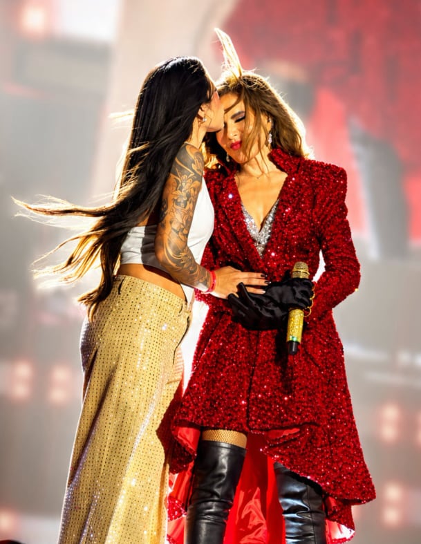 Gloria Trevi subió al escenario a la cantante Cinthia Arévalo a cantar con ella.