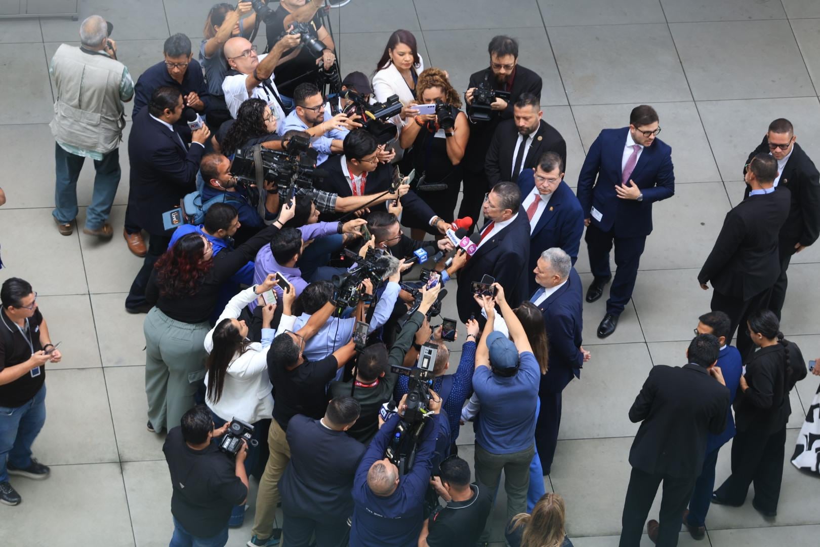 El presidente Rodrigo Chaves llega a la Asamblea Legislativa para su audiencia ante la comisión especial que estudia la solicitud del TSE de levantar la inmunidad del mandatario.