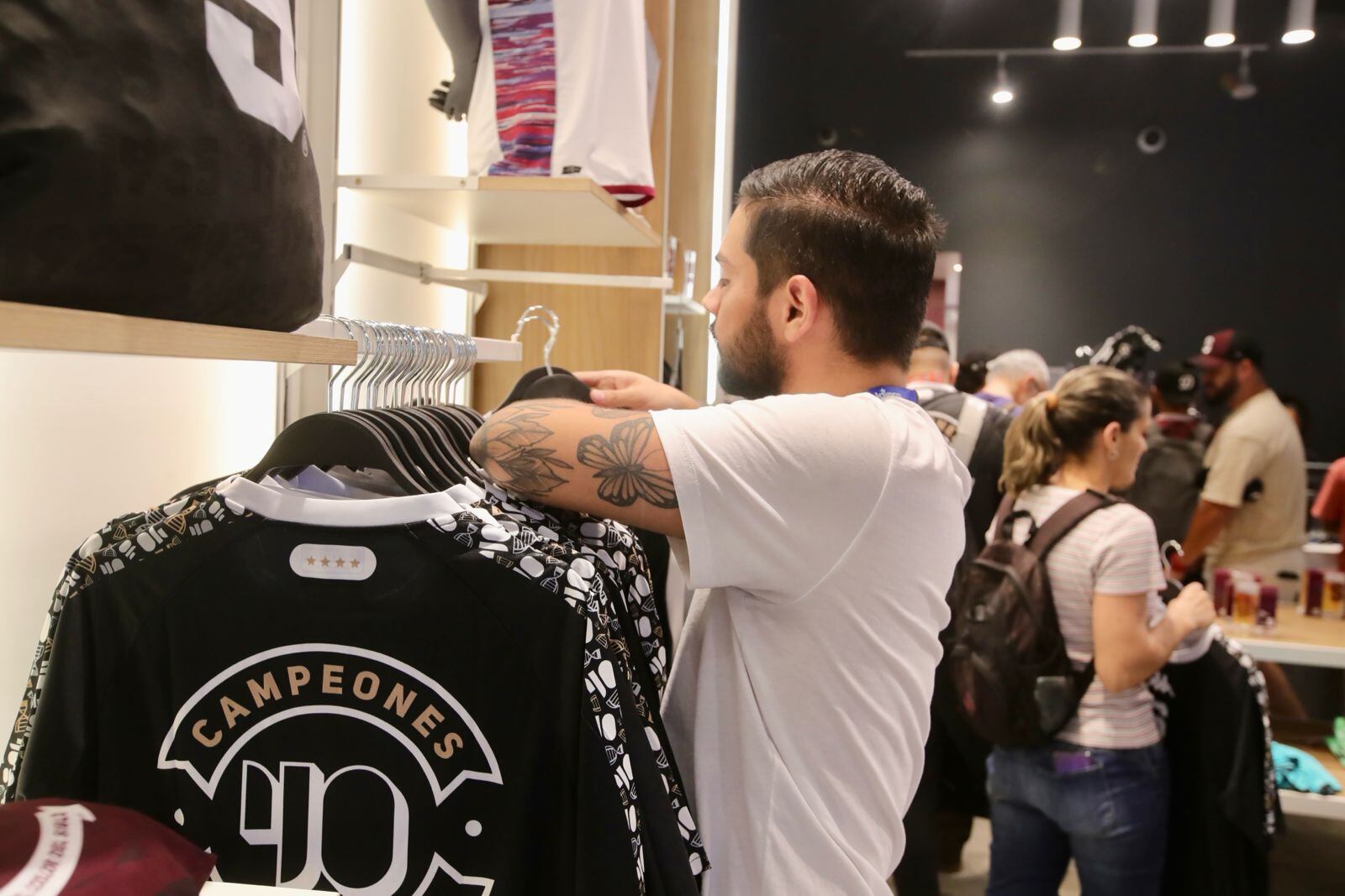 La venta de la camisa del Deportivo Saprissa luego de levantar la 40 se está vendiendo como pan caliente.