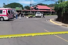 Motociclista muere en Alajuela tras chocar contra camión de basura