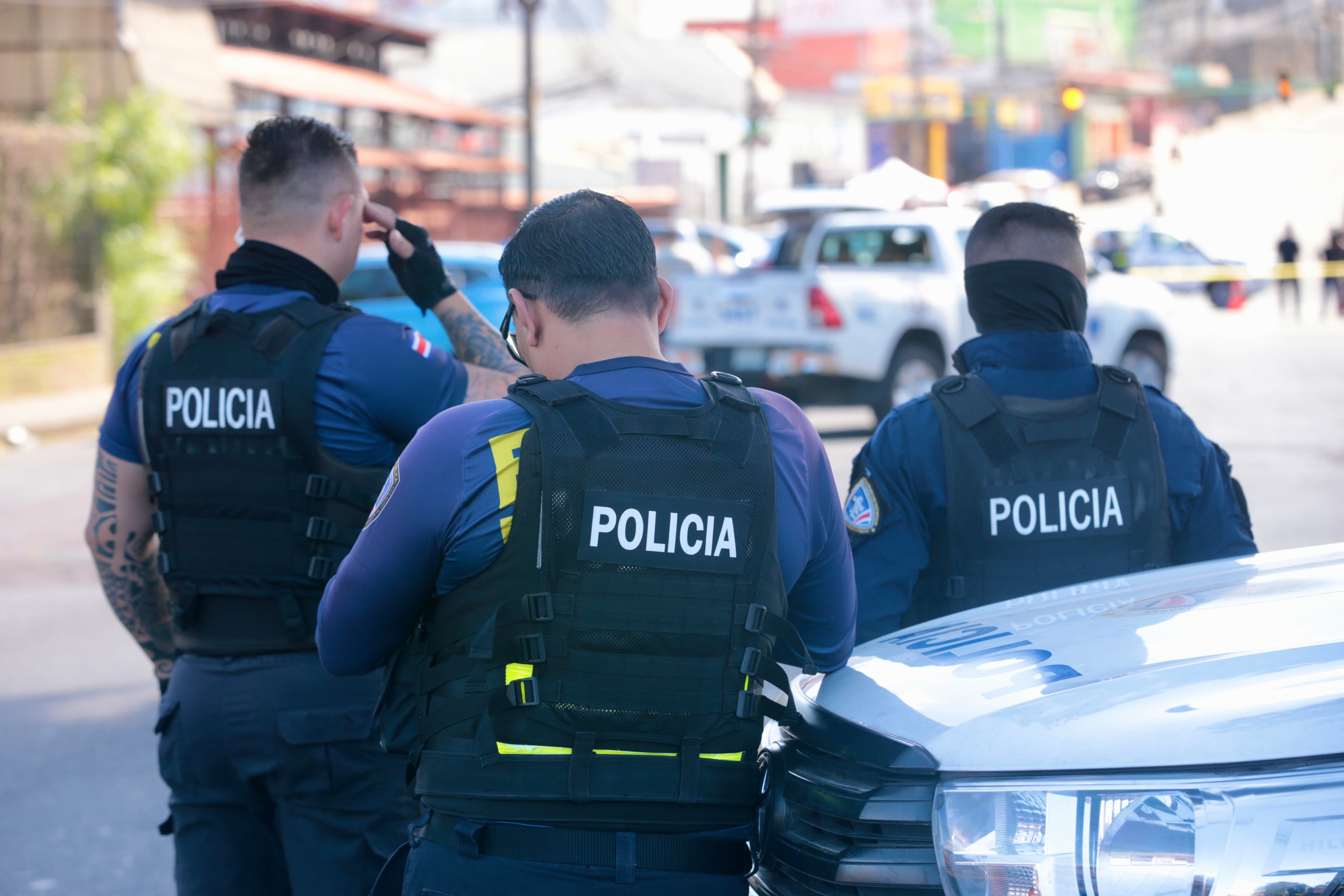 04/12/2023 Un hombre baleado sobre la carretera en San Sebastián San José los agentes del OIJ en el lugar. Foto Alonso Tenorio