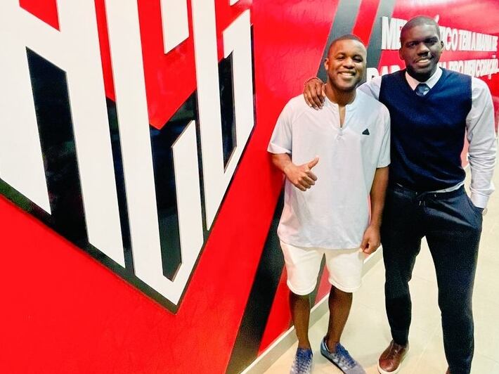 Joel Campbell junto a su representante Joaquim Batica en la sede de su nuevo club, el Atlético Goinaiense.