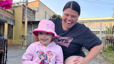 Mamá saprissista organiza megaventa de garage para ayudar a su hijita que es herediana