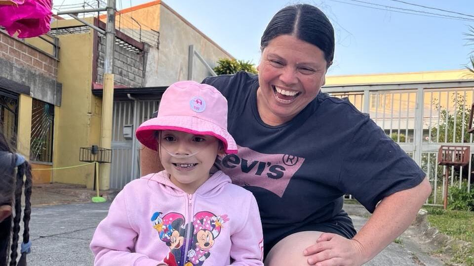 Aa Victoria Araya, aficionada al Herediano, cardiopatía severa