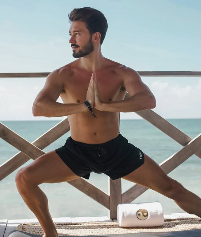 Roger González, presentador y actor de doblaje mexicano