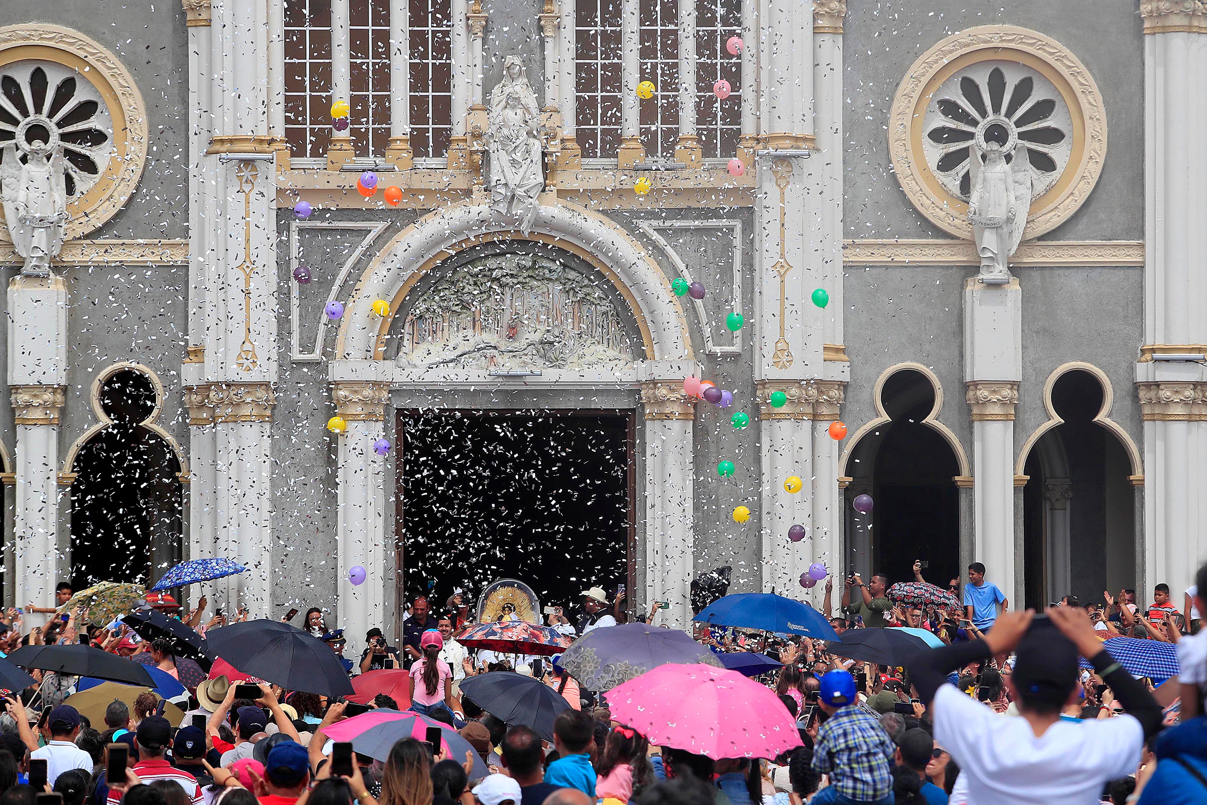 03/09/2023      Cartago. Desde la media noche, decenas de personas de diferentes comunidades de la provincia empezaron a elaborar las coloridas y espectaculares alfombras para formar una sola de poco más de kilómetro y medio, por donde transitó la imagen de la Virgen de los Angeles en su retorno a la Basílica. Aserrín y broza del café coloreados, cal y flores, especialmente rosas, entre otros, dieron forma al manto multicolor para dirigir los pasos de quienes acompañaron a La Negrita en la tradicional Pasada de regreso al Santuario Nacional tras permanecer un mes exacto en la Catedral de Nuestra Señora del Carmen. A la 1:00 p.m. llegó la imagen de La Negrita a la Basílica.