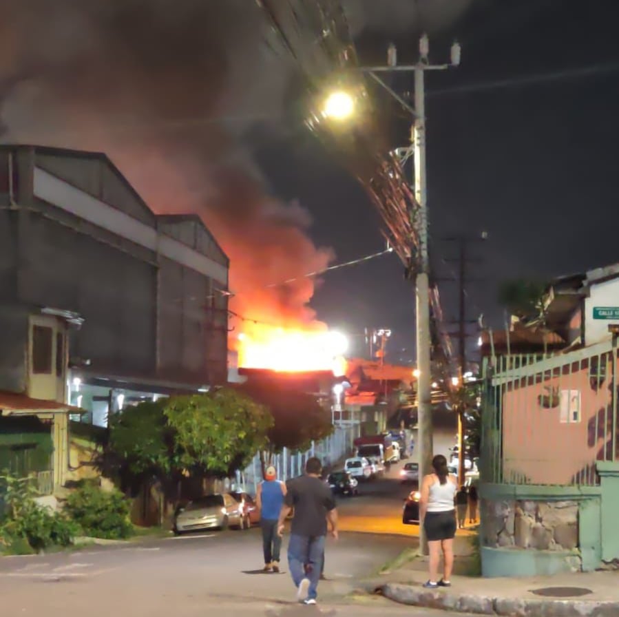 Un incendio afecta cinco casas en San José