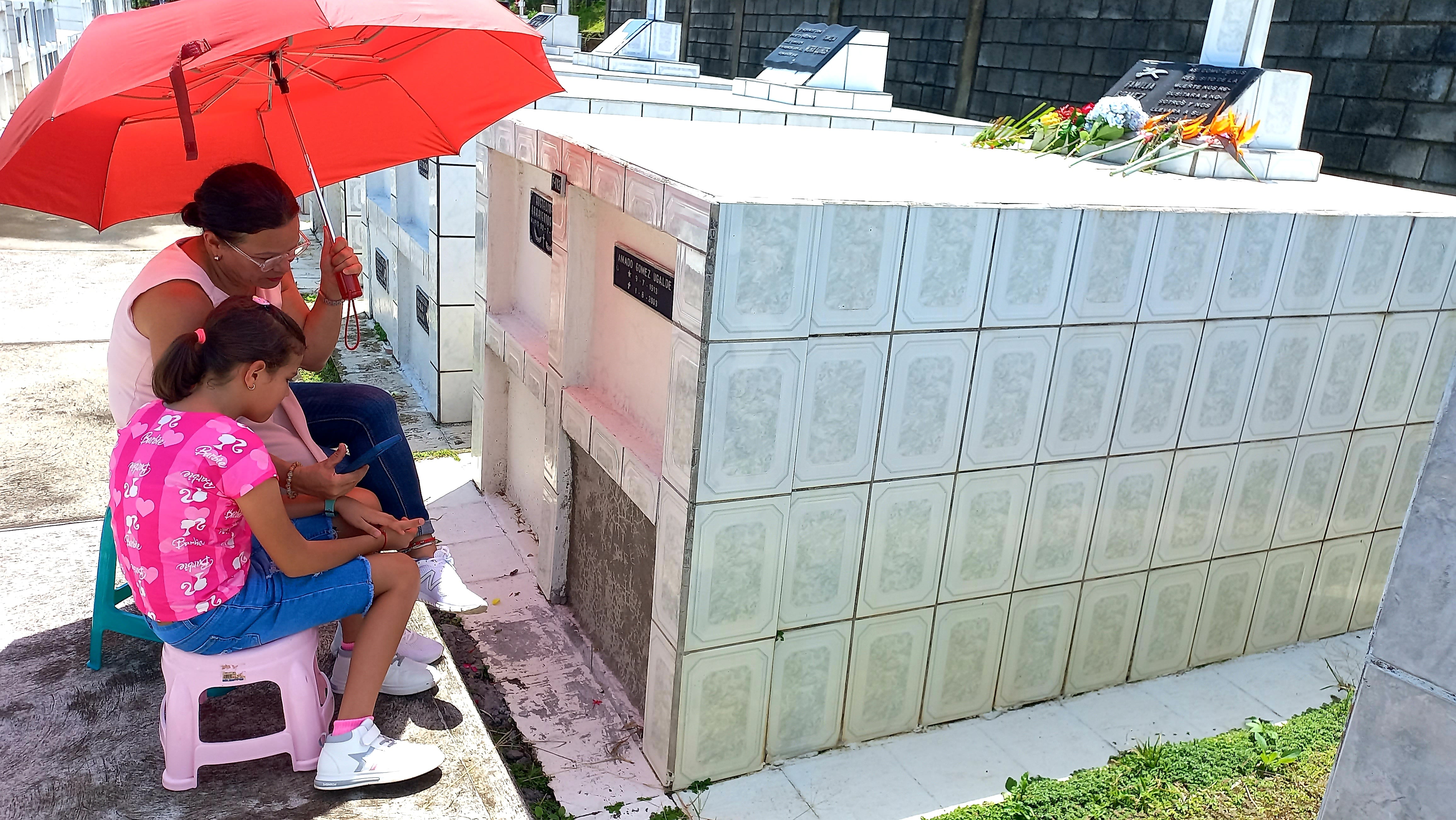 El Cementerio de Grecia recibió este martes a muchos visitantes durante la misa del Día de la Madre.