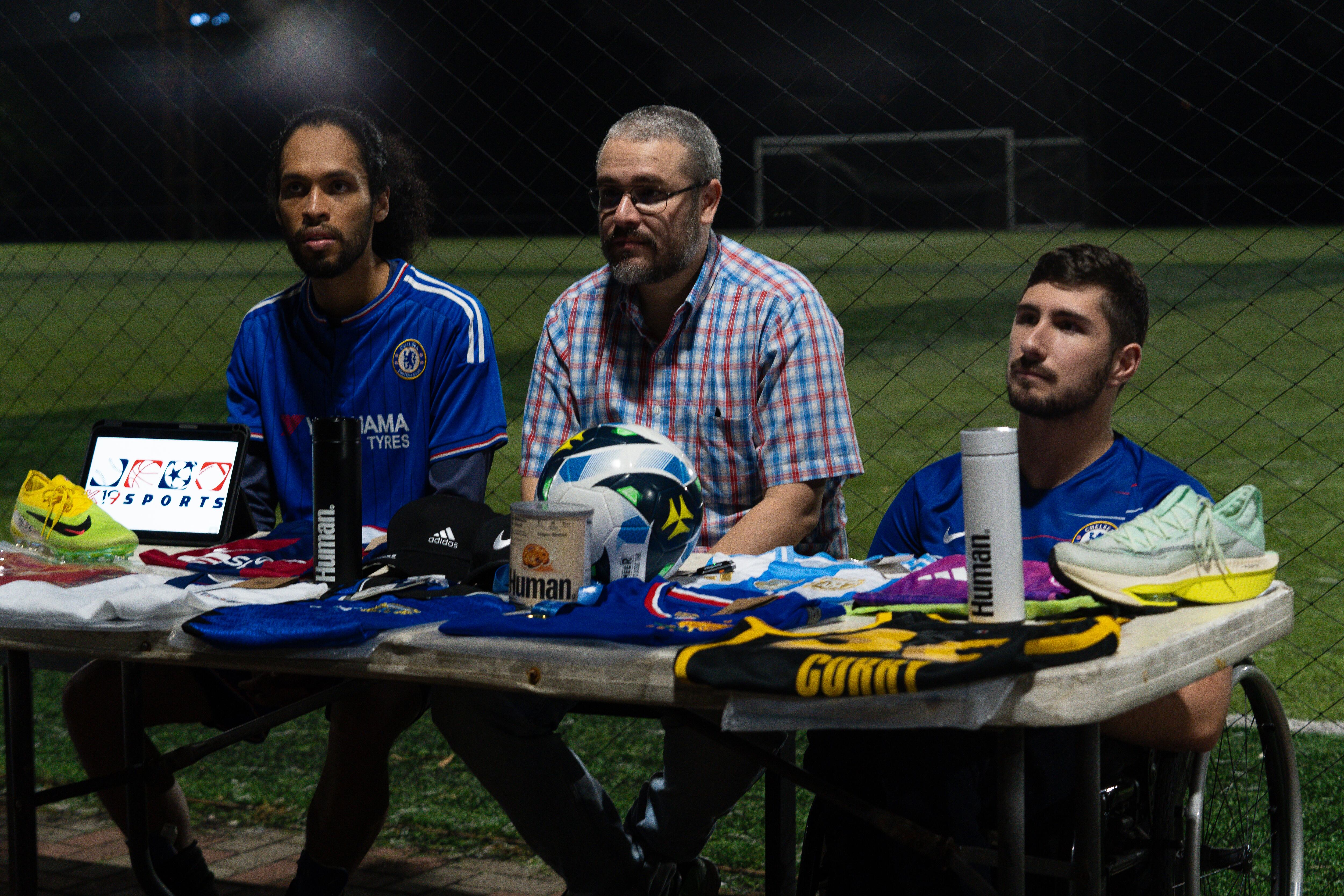 ¡No, no es Van Dijk! Es el capitán de La Vía FC, Gabriel Salazar Simes, con el profe Andrés Navarro, y el Presidente Font, en la conferencia de prensa presentada por K19 Sports.