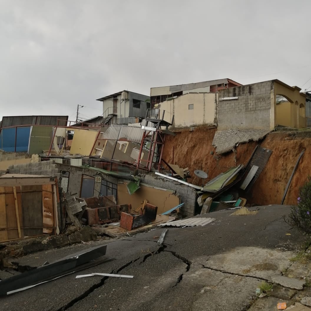 Deslizamiento causa destrucción de 27 casas en urbanización Valladolid de Desamparados. Foto cortesía.