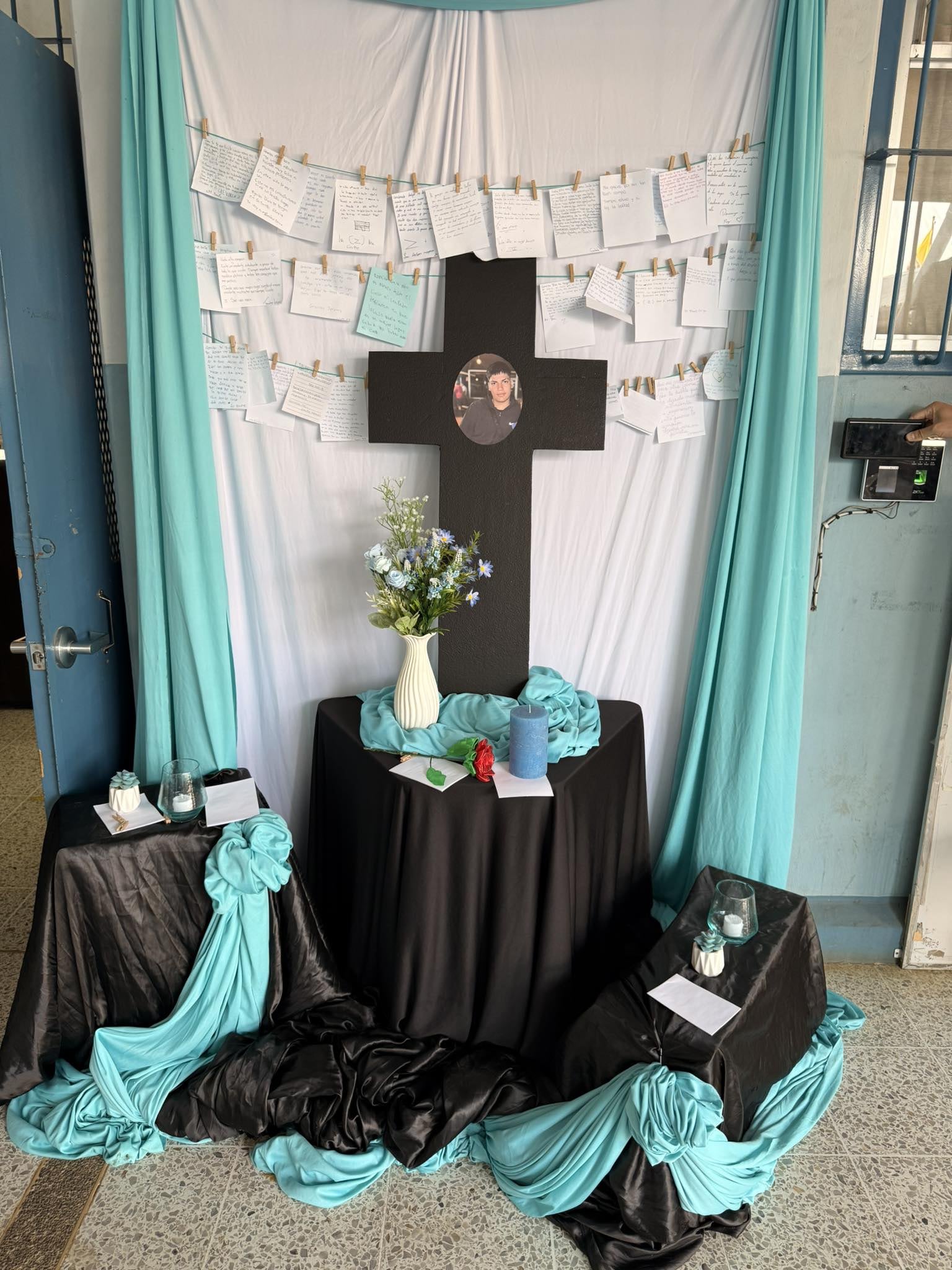Este fue el altar hecho en el colegio para homenajear al joven asesinado.