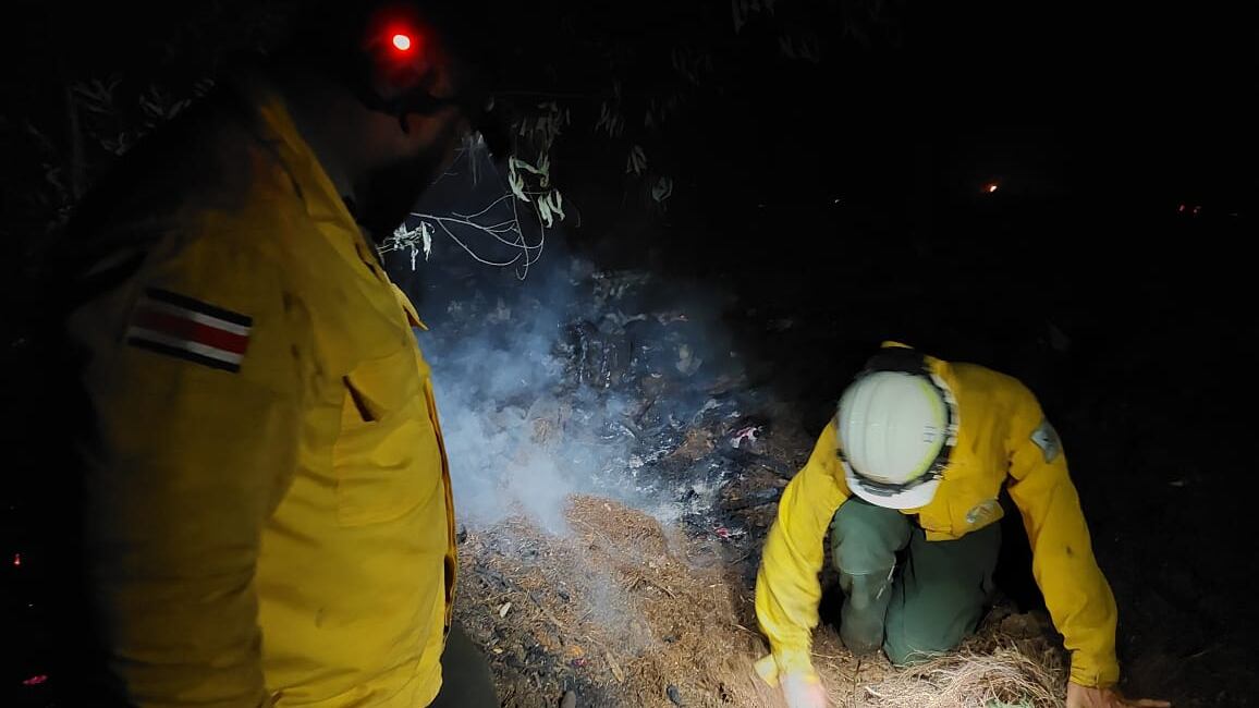 La rápida acción en las cercanías del sendero chiverrales en Prusia, Cartago evitó que el incendio forestal continuara. Foto: Sinac