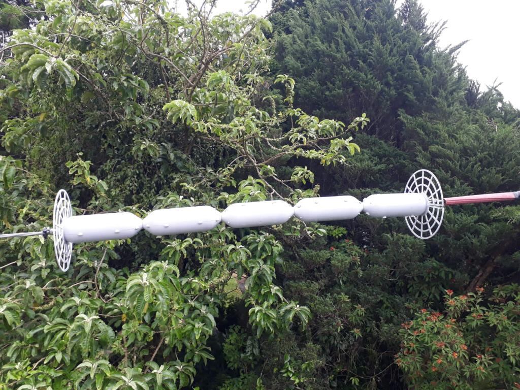 ESPH instala primer dispositivo en el país para evitar que ardillas suban a tendido eléctrico