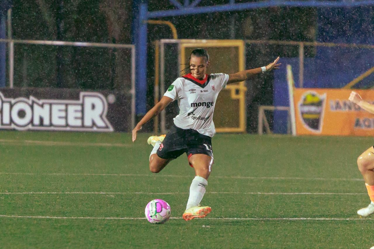 Stephanie anotó uno de los tres goles de Alajuelense femenino ante Dimás. Foto: Prensa LDA