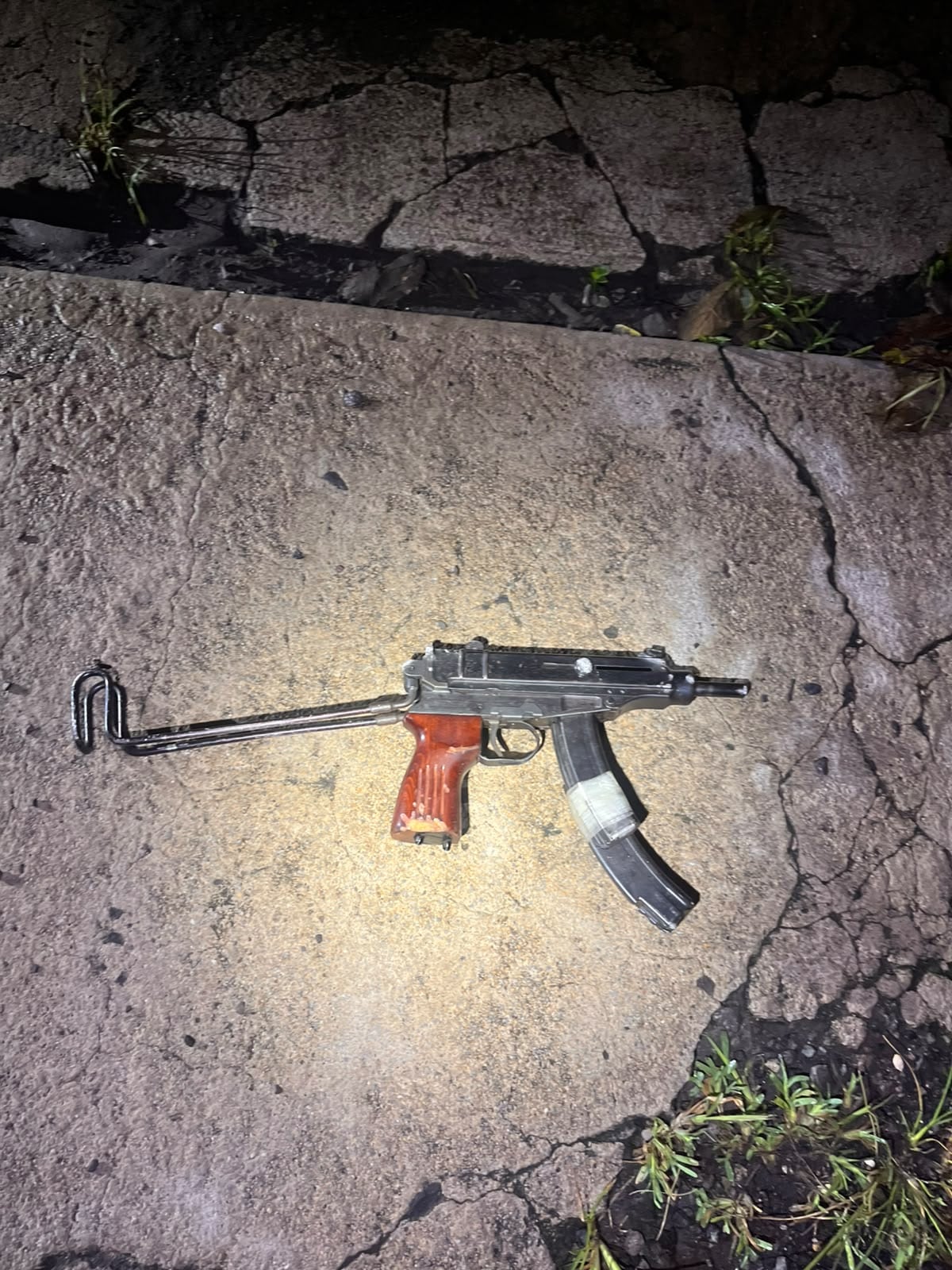 Los sospechosos habrían tratado de deshacerse de tres armas de fuego. Foto MSP.
