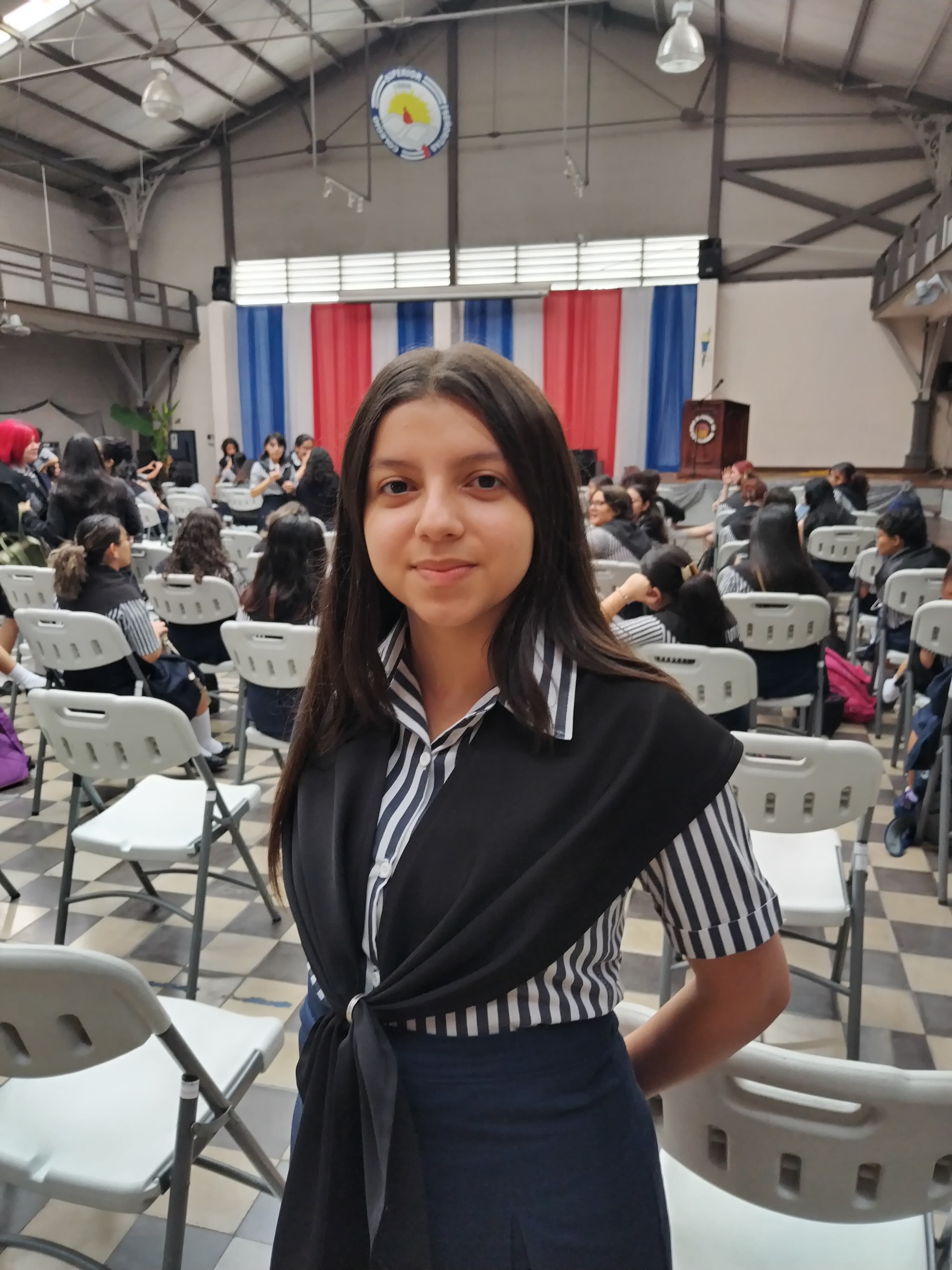 La generación de estudiantes de colegio que entró a sétimo en el 2020, justo cuando comenzó la pandemia provocada por el covid-19, no fue al colegio hasta el 2022, al comenzar su tercer año colegial. Antes de eso, nunca habían conocido un pupitre. En la foto, Yeimy Velásquez, otra alumna de quinto año del Señoritas, vecina de barrio México