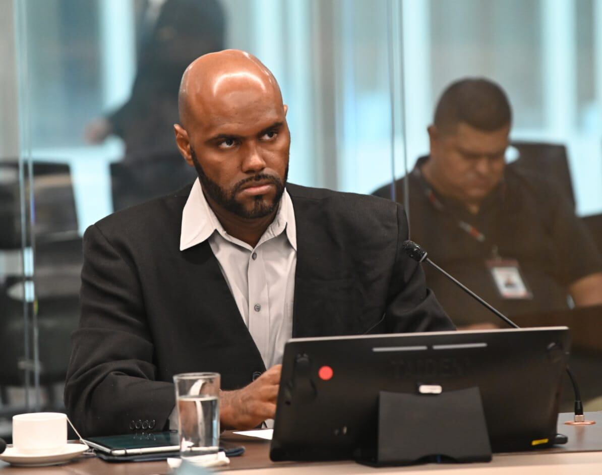 El ucraniano Remi Osman Mucondo, quien vendió servicios de "mano izquierda" a la campaña electoral del presidente Rodrigo Chaves, compareció ante la Comisión de Financiamiento de Partidos Políticos. Fotos: Albert Marín