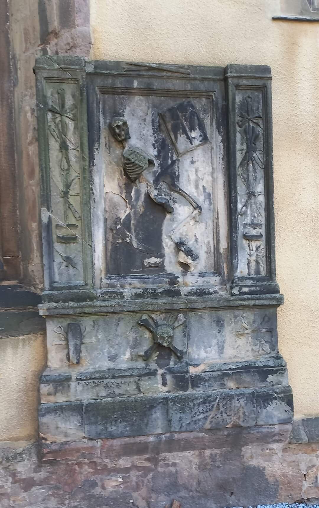 La costarricense Vanessa Alvarado, experta en la investigación fenómenos paranormales, visitó Escocia del 16 al 24 de setiembre del 2023 el cementerio más embrujado del mundo, el cementerio Greyfriars.