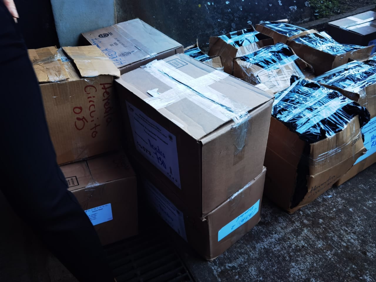 Desde las ocho de la mañana de este 24 de noviembre, el ministerio de Educación Pública (MEP) está haciendo entrega, en la sede del Segundo Circuito Judicial de San José, de los formularios de factores asociados, aplicados el viernes 12 de noviembre de 2021, a los estudiantes de quinto año de primaria de los centros educativos del país como parte de las pruebas FARO.