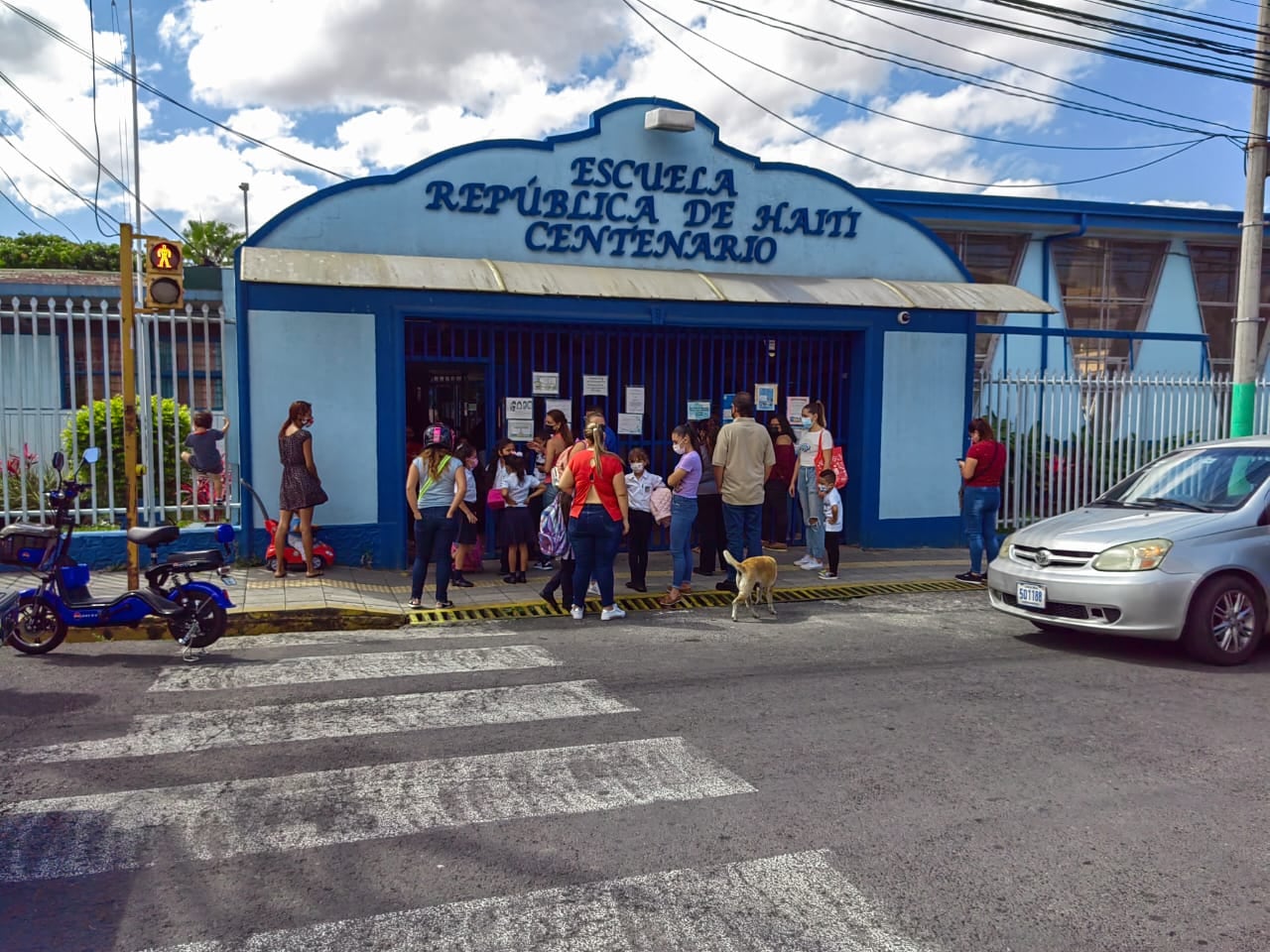 Escuela República de Haití el 3 de enero del 2021 tuvo un 30% de asistencia de estudiantes. Tienen un poco más de mil estudiantes