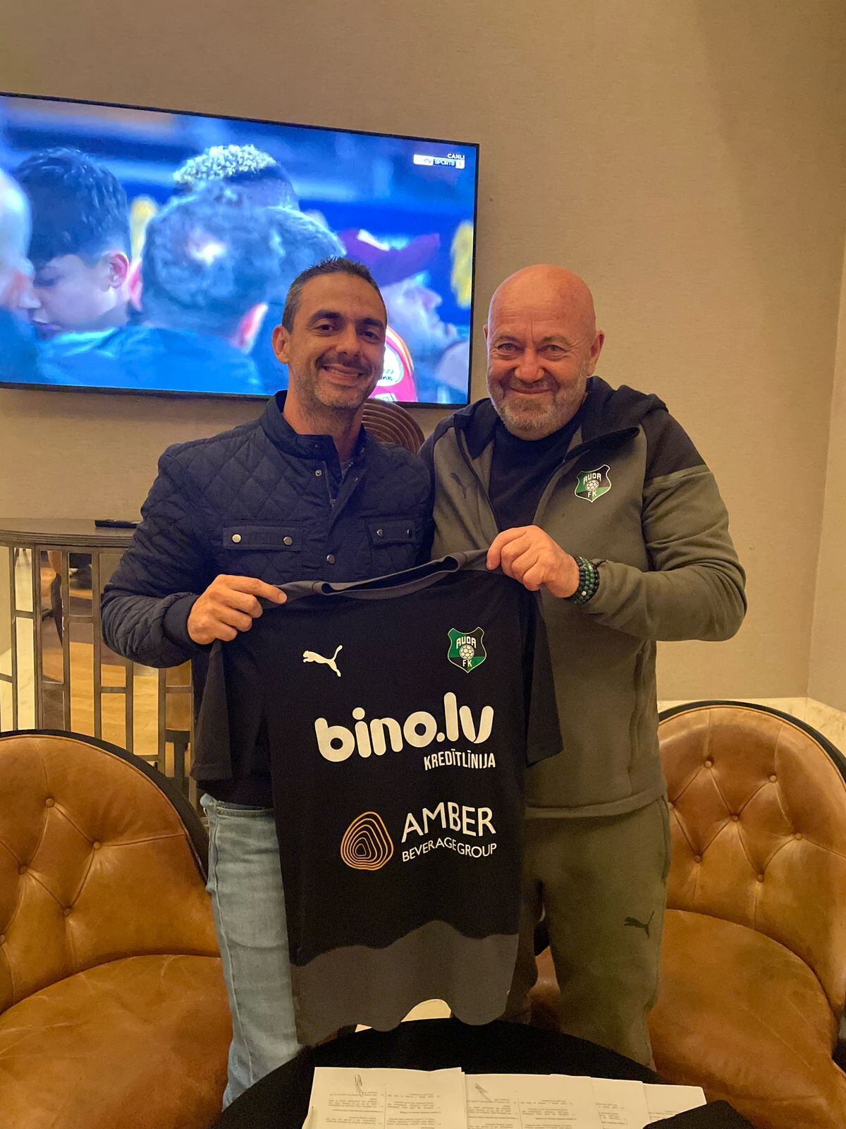 Manuel Víquez con Fransis Zustens, Auda de Letonia