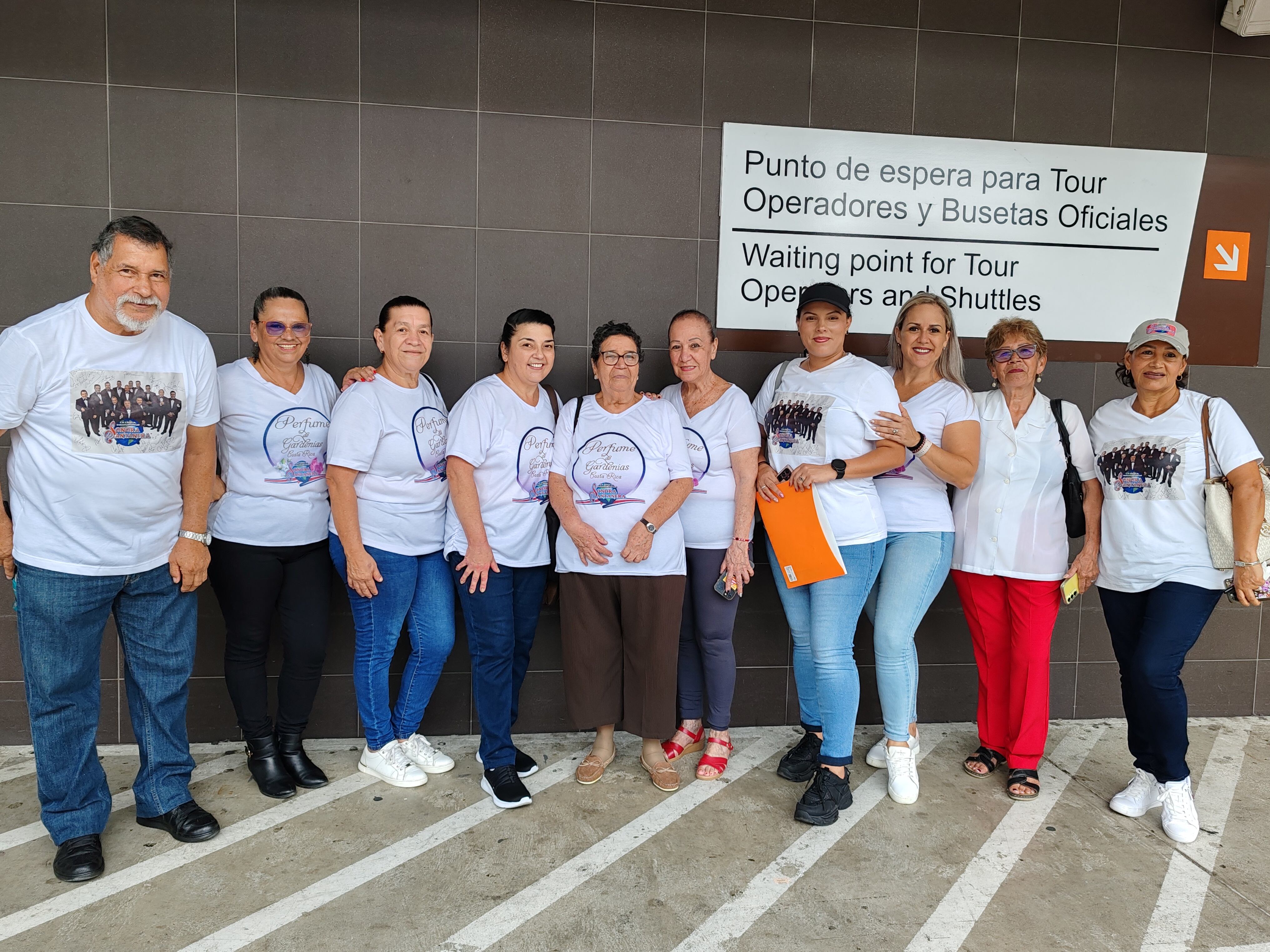 La Única Internacional Sonora Santanera llegó este lunes 12 de agosto a Costa Rica para sus conciertos del Día de la Madre y fueron recibidos por la Banda Municipal de Zarcero y parte de su club de fans.