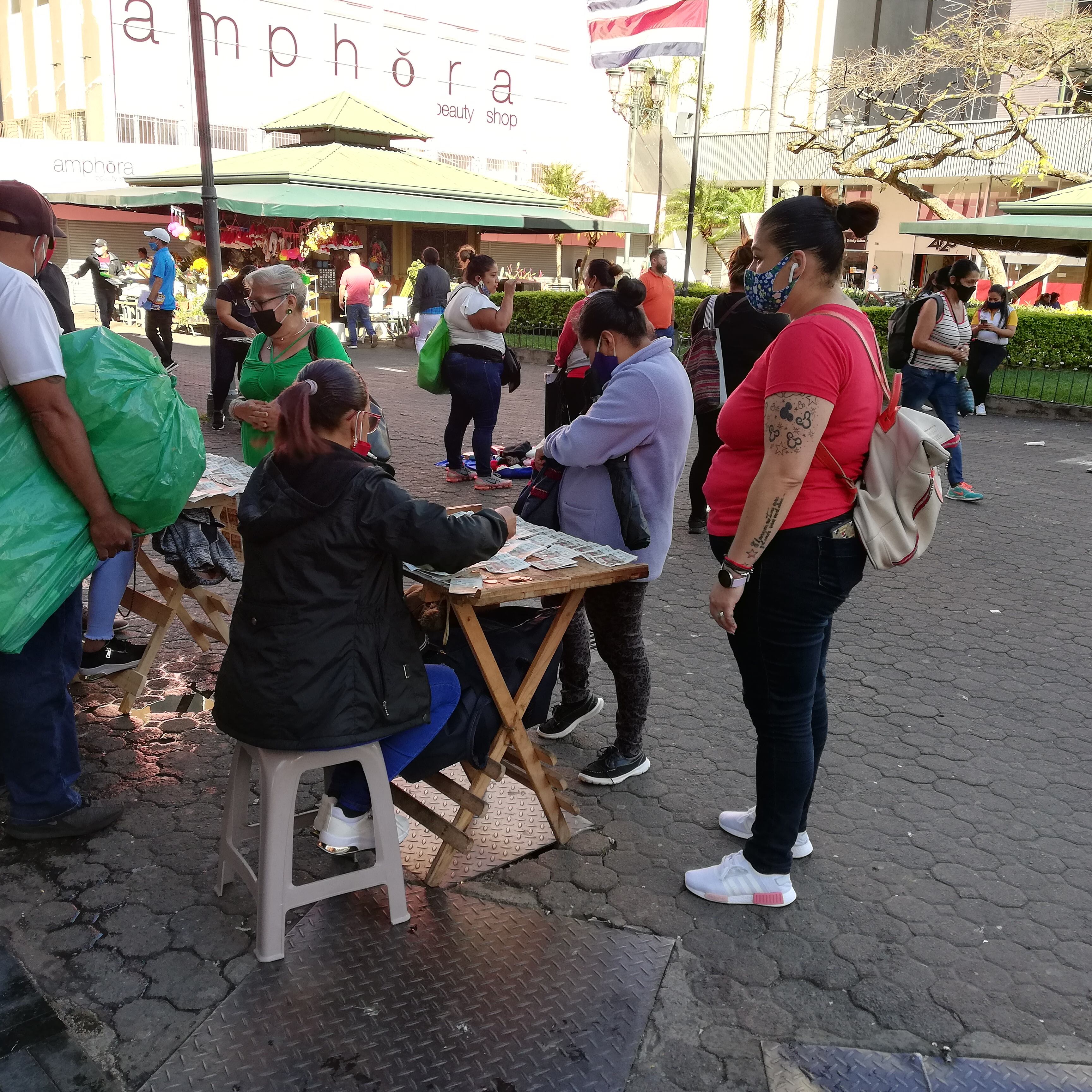 Nos dimos una vuelta por Chepe el día del sorteo para ver qué tal estaba el ambiente y pudimos confirmar que todavía había lotería en manos de los chanceros, además, gente corriendo para comprar sus pedacitos de último minuto.