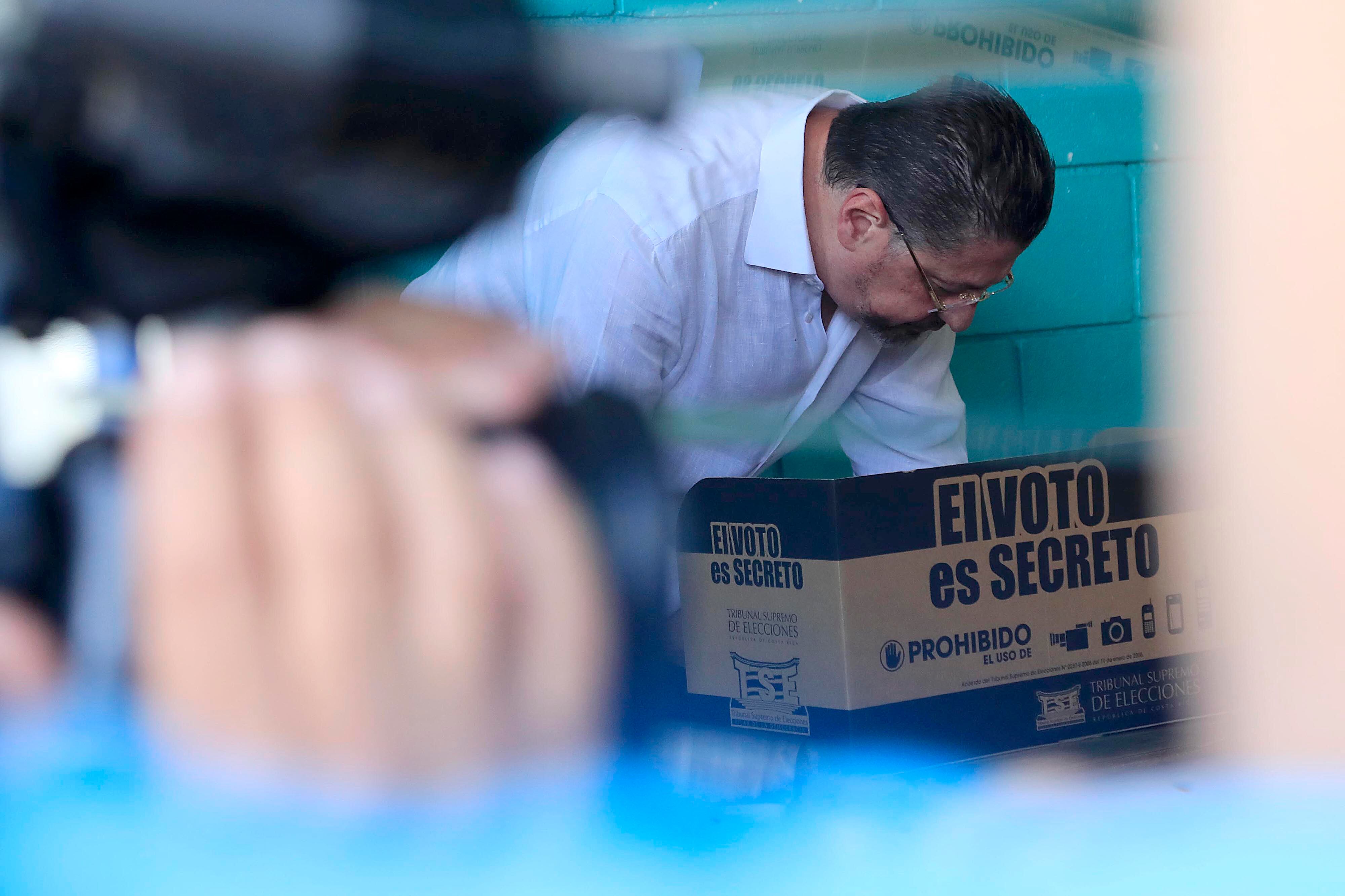 04/02/2024 Escuela Santa Mónica, El Encanto, Calle Blancos. Este domingo, se celebran las elecciones municipales para elegir 6.212 puestos en 84 cantones. Alcaldes, vicealcaldes, regidores y síndicos, entre otros, llegarán al poder en los comicios municipales. A las 12:00 m.d. ejerció su derecho al voto el presidente de la Repúblcia, Rodrigo Chaves.