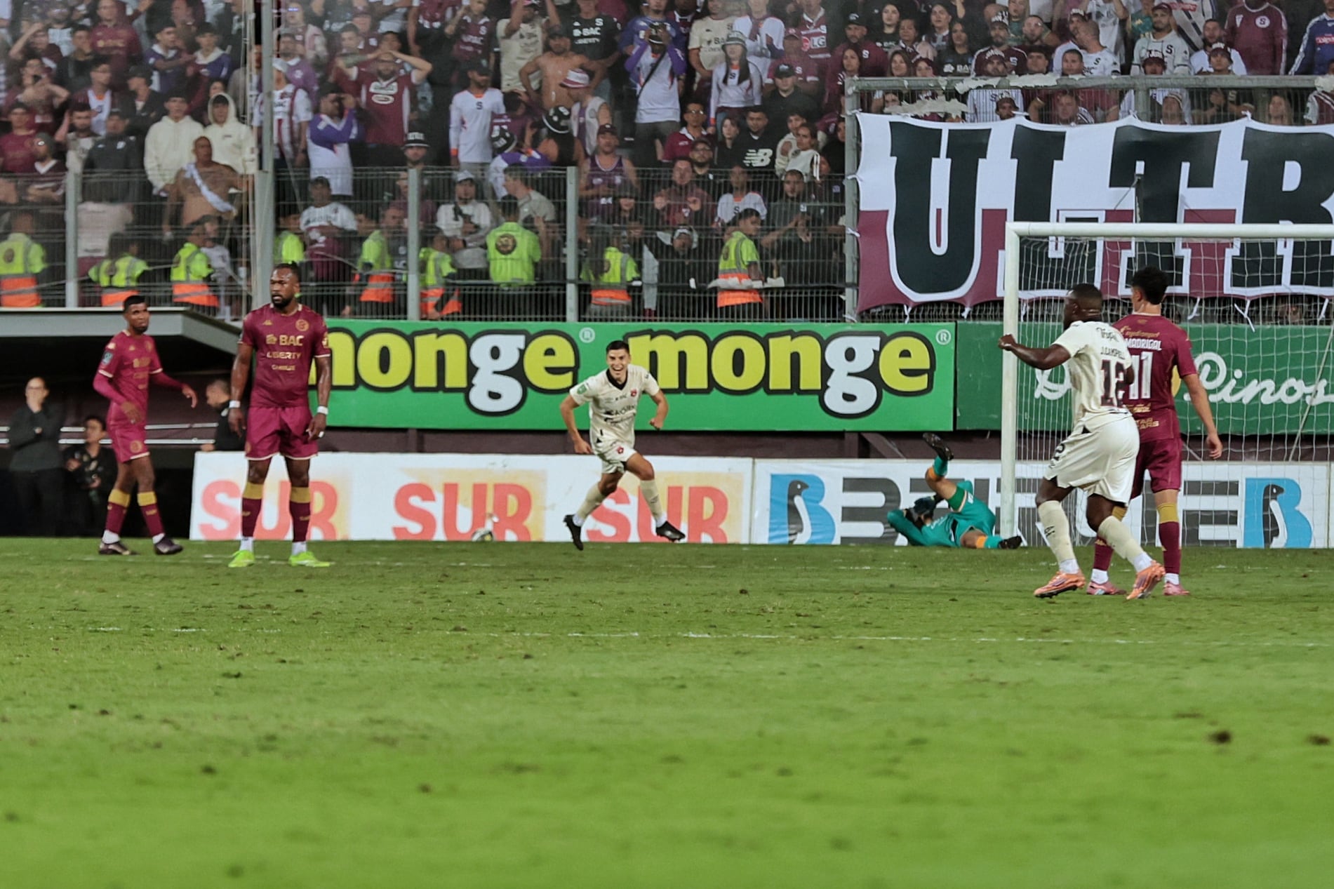 17/12/2025 / partido de ida entre Deportivo Saprissa vs Liga Deportiva Alajuelense por el partido de ida de la final del Torneo apertura de la Liga Promerica 2025 en el estadio Ricardo Saprissa / foto John Durán