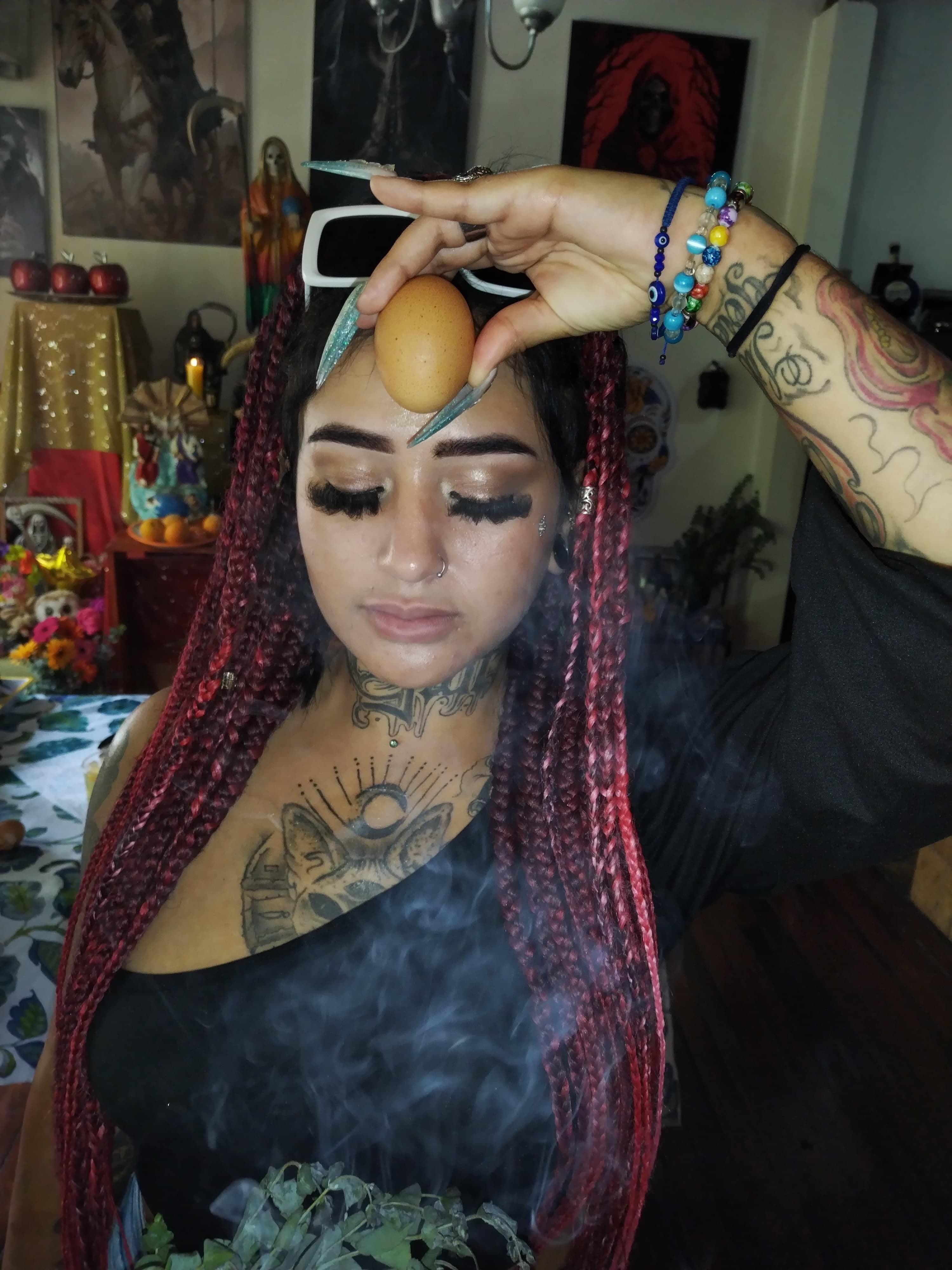 La tarotista  Mithzi Bonilla Solano, conocida como Mithzi Tarot, le hizo una limpia de fin de año a la influencer tica Jossie Castillo, conocida en redes sociales como Joticwolf