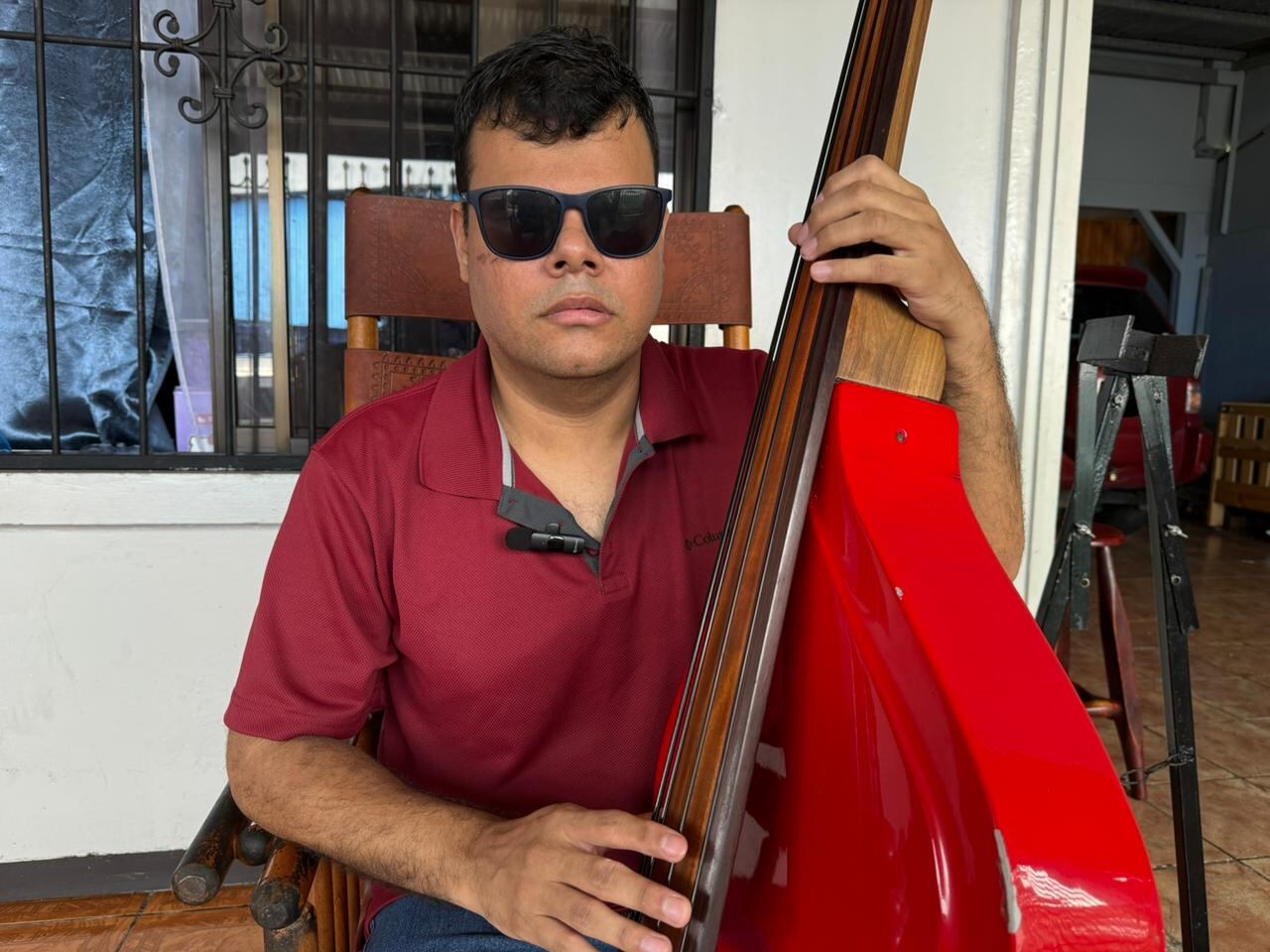 El sancarleño Danny Ríos Blanco, nació no vidente, creció entre ensayos de su papá, aprendió a tocar el güiro, la batería y la percusión, y encontró en el bajo su gran pasión. Hoy demuestra que el talento no entiende de límites.