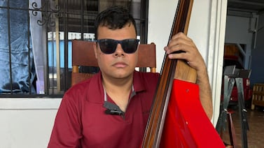 Nació sin ver, pero la música se convirtió en sus ojos: la inspiradora historia de un bajista que toca con el corazón