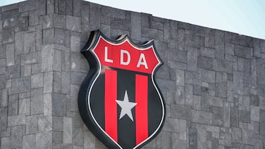 Alajuelense trajo de Barcelona la ficha que le hacía falta adentro de su esquema