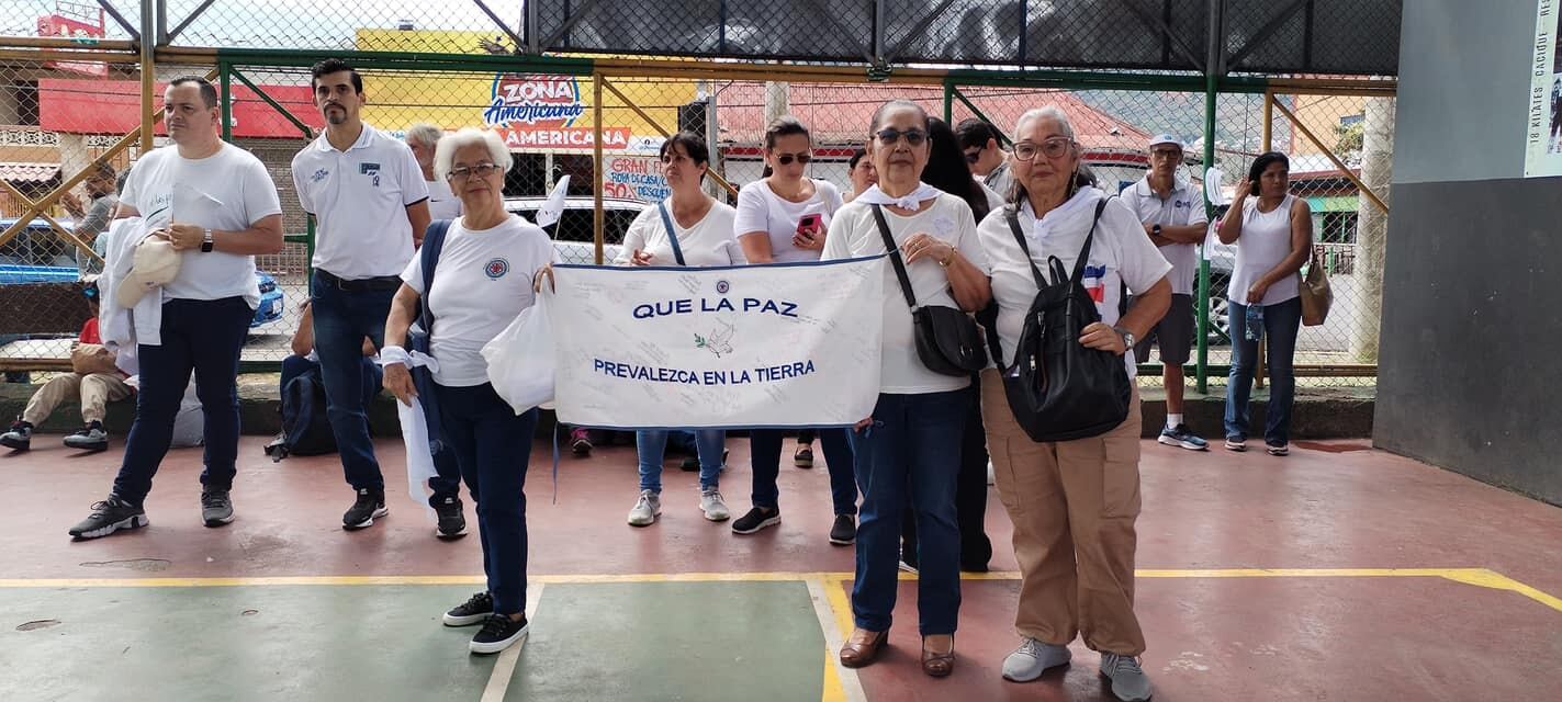 “Caminata por la paz” fue el nombre del evento en el cual la iglesia católica y evangélica, así como toda la sociedad del cantón de Alajuelita se unió en una misma voz: “No más violencia y muerte en nuestra sociedad”.