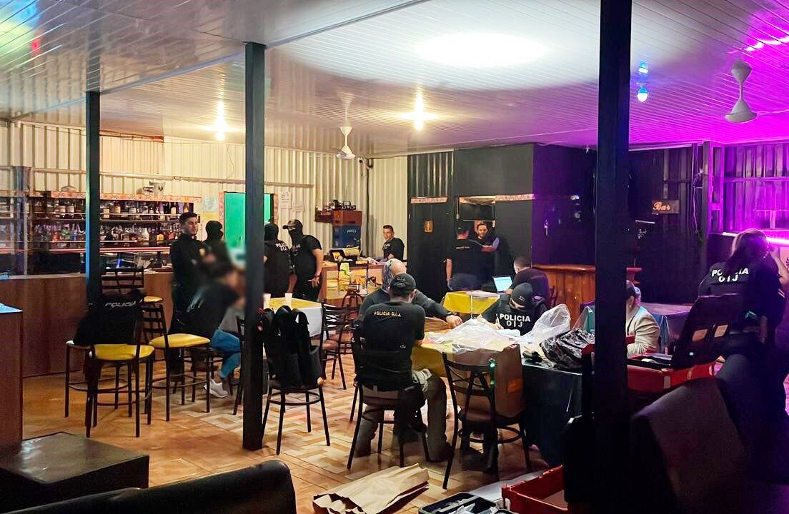 Detenidos sospechosos de prostituir mujeres en bar. Foto OIJ.