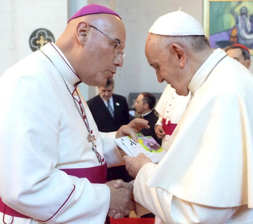 Dos sacerdotes, un obispo y el Papa Francisco conversan