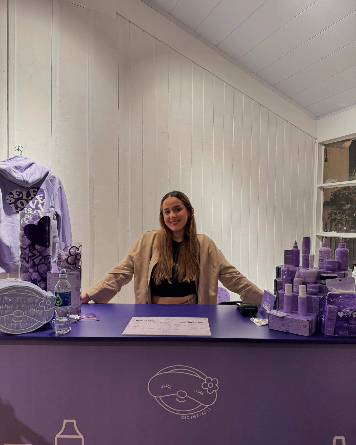 A Gloria Garita Calderón le ha tocado cocinar más que sueños. Esta joven vecina de Curridabat, de apenas 21 años, convirtió su pasión por el cuidado de la piel en un negocio que arrancó con ollas prestadas y terminó con su vida entera envuelta en jabones, bálsamos y mascarillas. Gloria es nieta del expresidente de Costa Rica Rafael Ángel Calderón Fournier (1990-1994) y de la exprimera dama y exdiputada Gloria Bejarano Almada. Y aunque cualquiera pensaría que eso le abrió todas las puertas, a ella más bien se las cerraron.