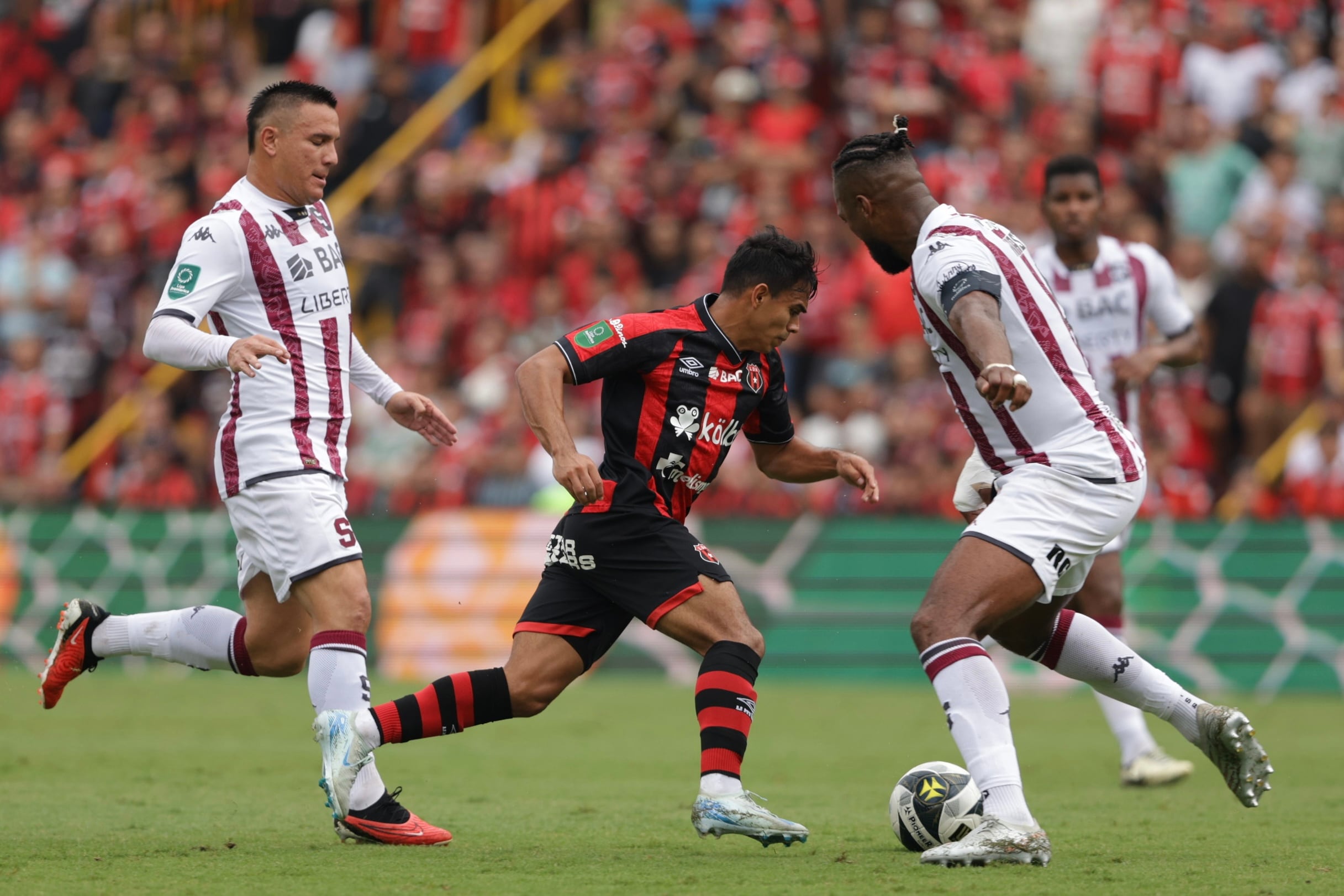 09/01/2024, अलाजुएला, अलेजान्ड्रो मोरा सोटो स्टेडियम, अलाझुइलेन्स स्पोर्ट्स लीग आणि डीपोर्टिव्हो सप्रसा यांच्यातील 2024 क्लासुरा स्पर्धेचा 8 -दिवस सामना.