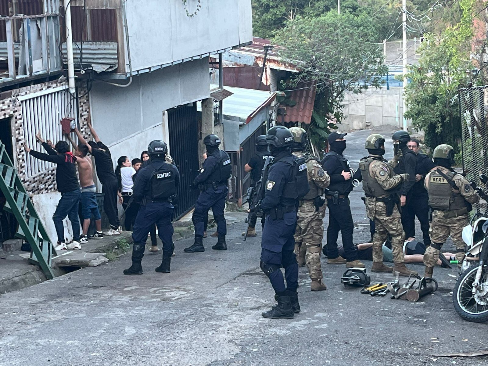 En Bajo Los Ledezma en La Uruca buscan a los responsables del homicidio de Jerson Brown Blackwood, conocido como el DJ “Pelotas” y de María José Castro. Foto: La Teja