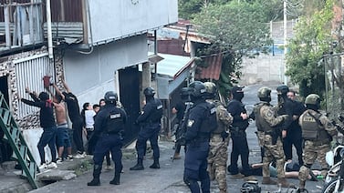 Buscan a los asesinos de una mujer inocente y del DJ Pelotas