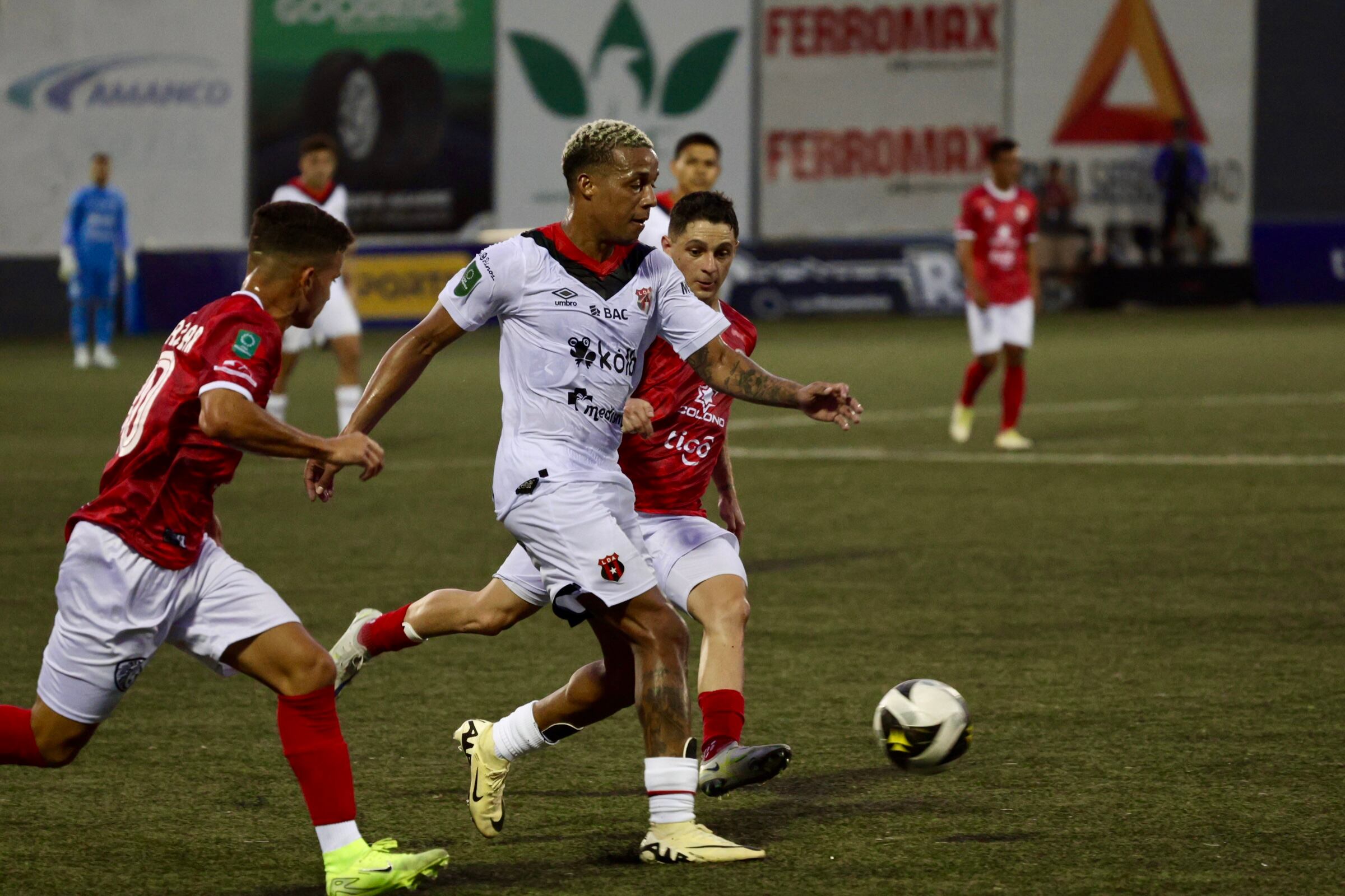 23/02/2025, Limón, Guapiles, Estadio Ebal Rodriguez, partido de la jornada 10 del torneo de clausura 2025, entre AD Santos y Liga Deportiva Alajuelense.