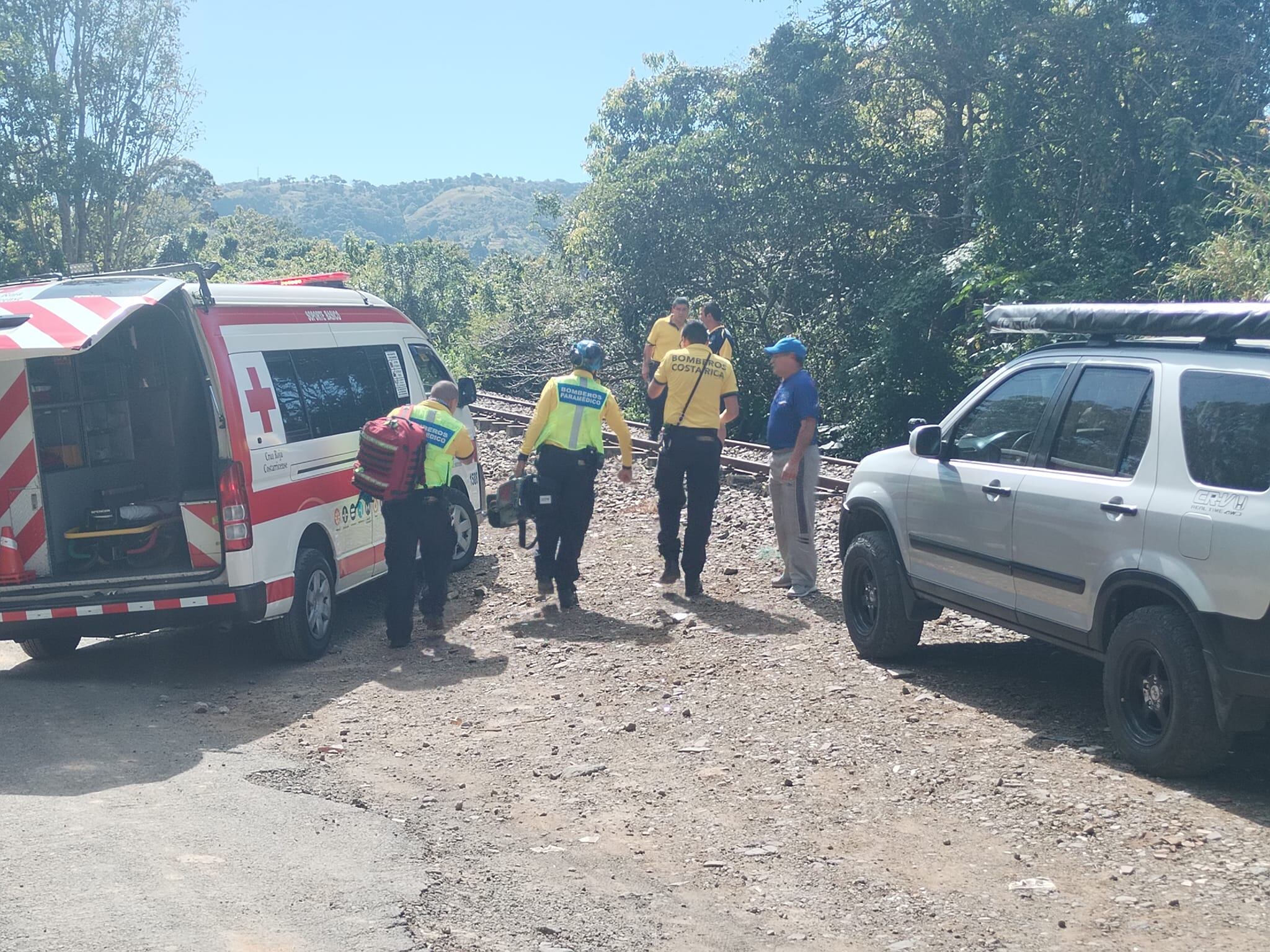 Varios funcionarios del Cuerpo de Bomberos y Cruz Roja atendieron el incidente. Foto El Pilarico Informa.