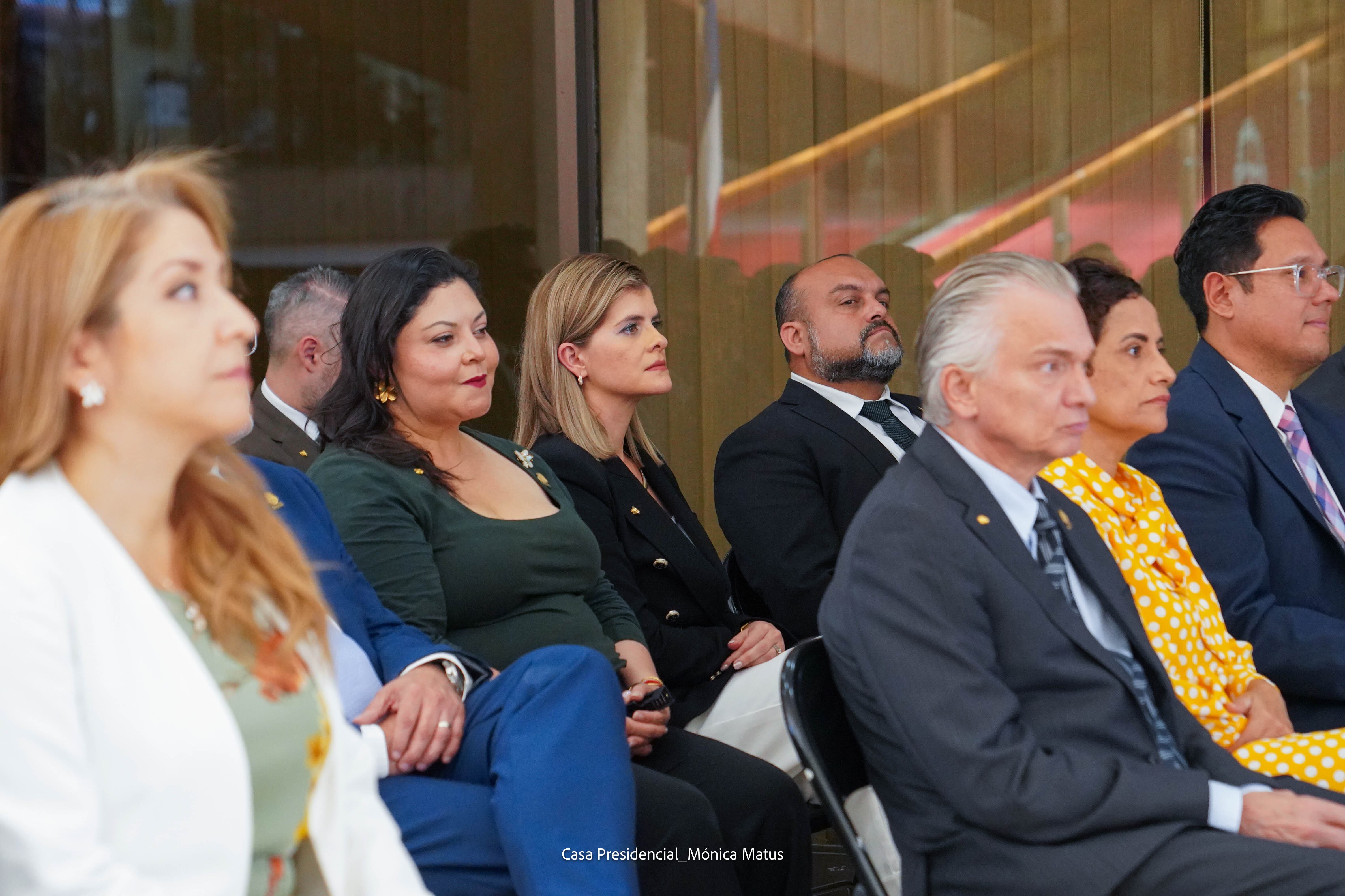 Renuncias de varios ministros y presidente del Inder.