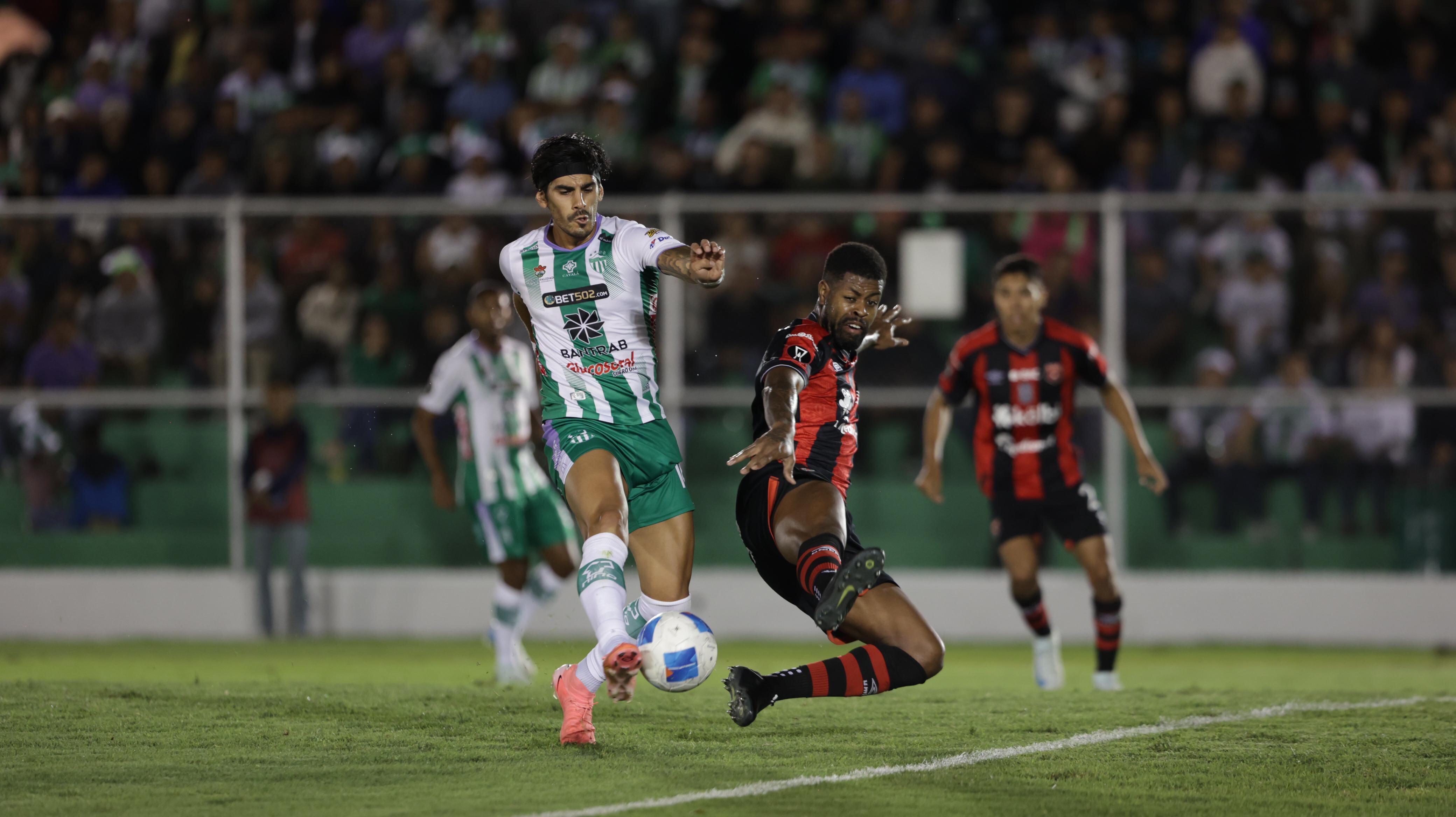 Alajuelense no la pasaba bien contra Antigua. El partido resultaba más que complejo.